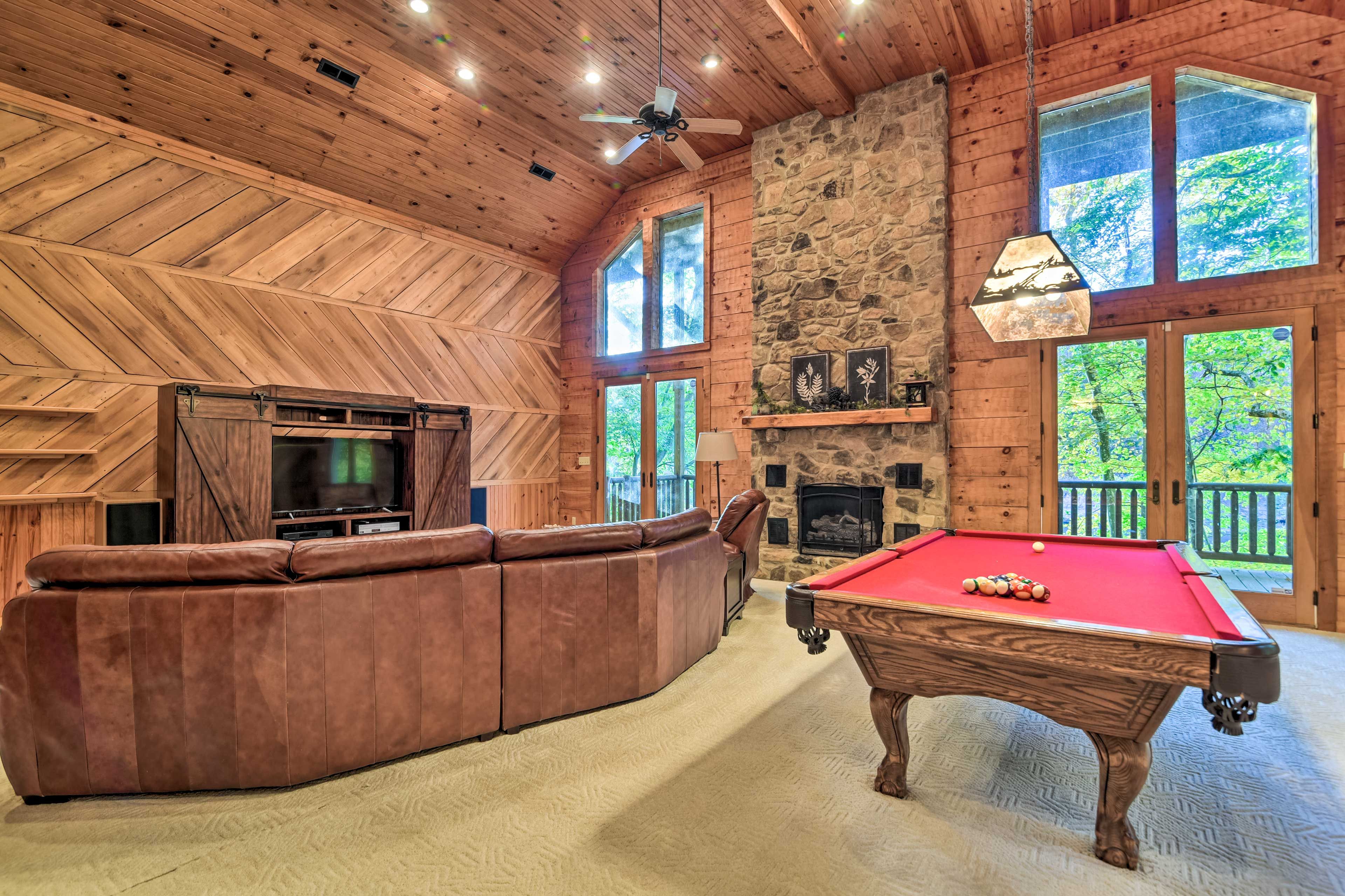Game Room | Smart TV | Gas Fireplace | Ping Pong Table Top
