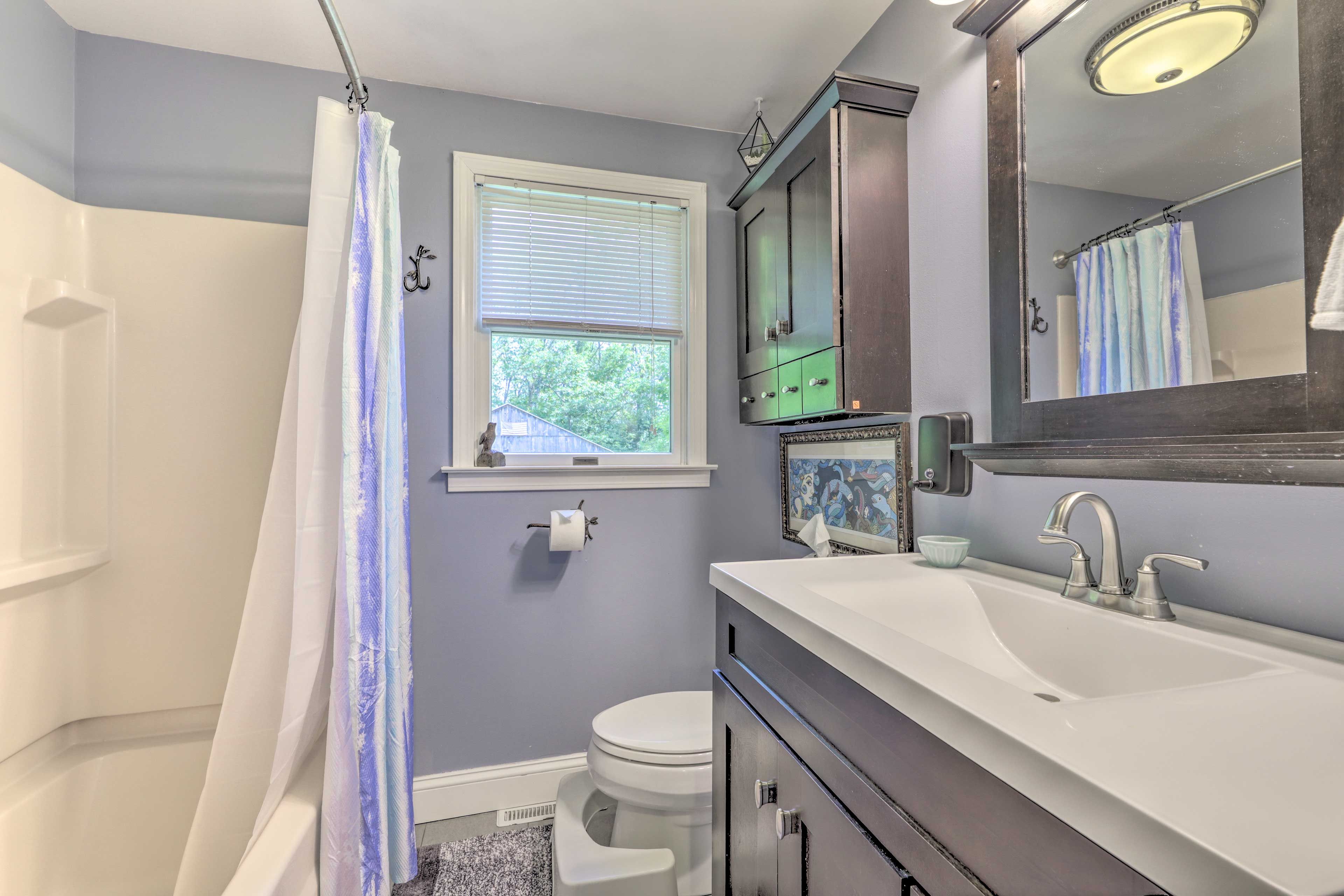 Full Bathroom | Towels Provided | Hair Dryer