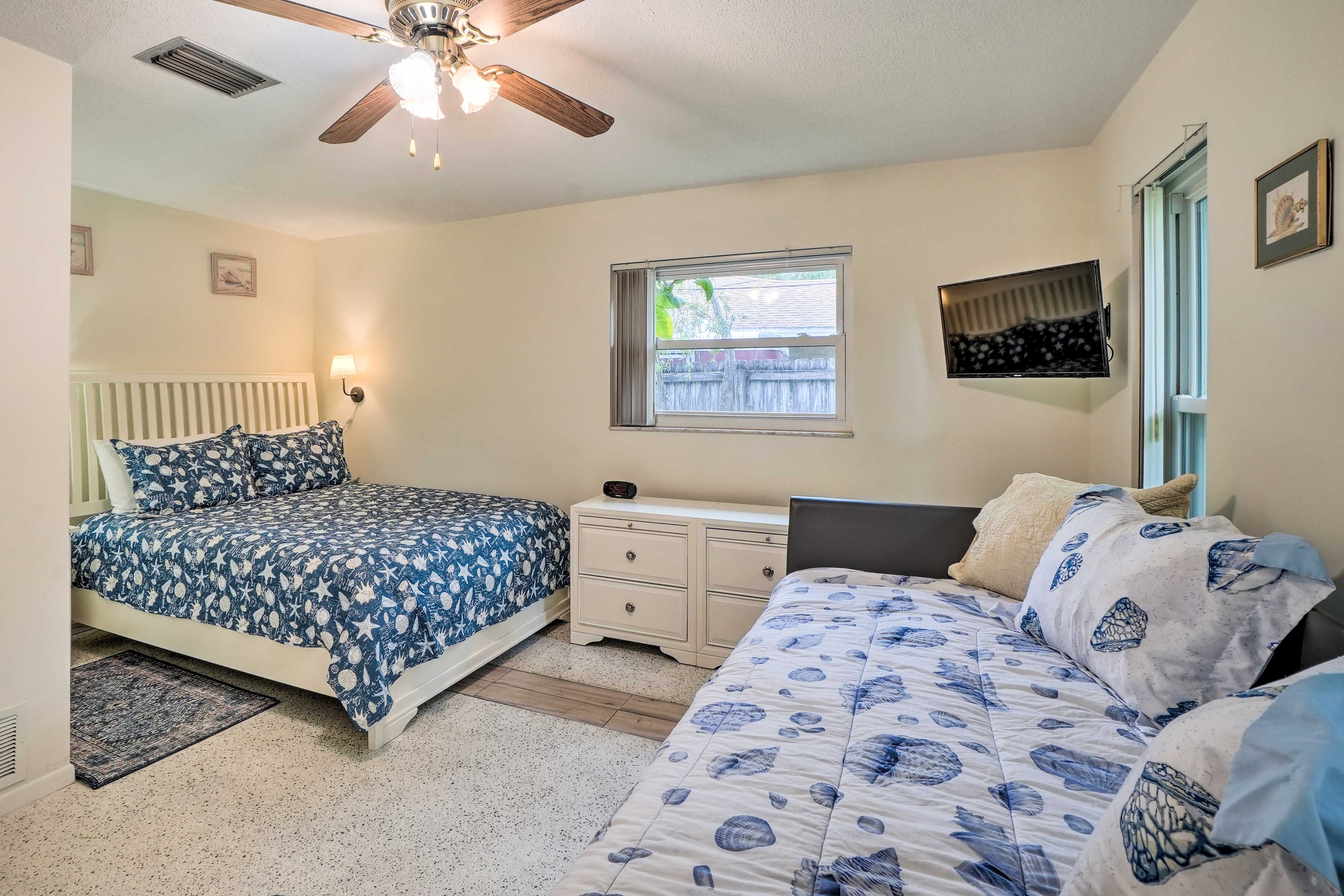 Bedroom 3 | Queen Bed | Twin Daybed | Smart TV