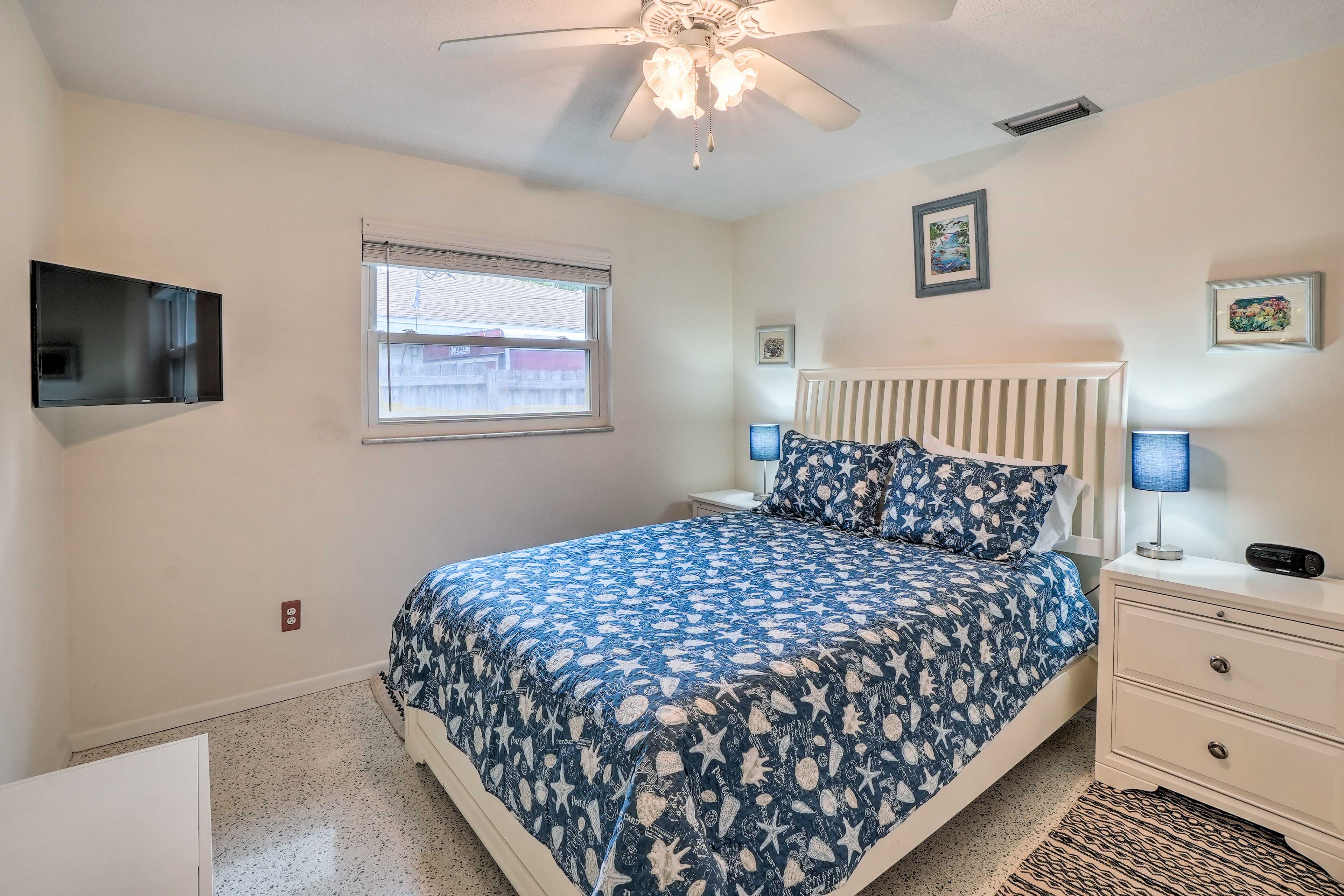 Bedroom 2 | Queen Bed | Smart TV