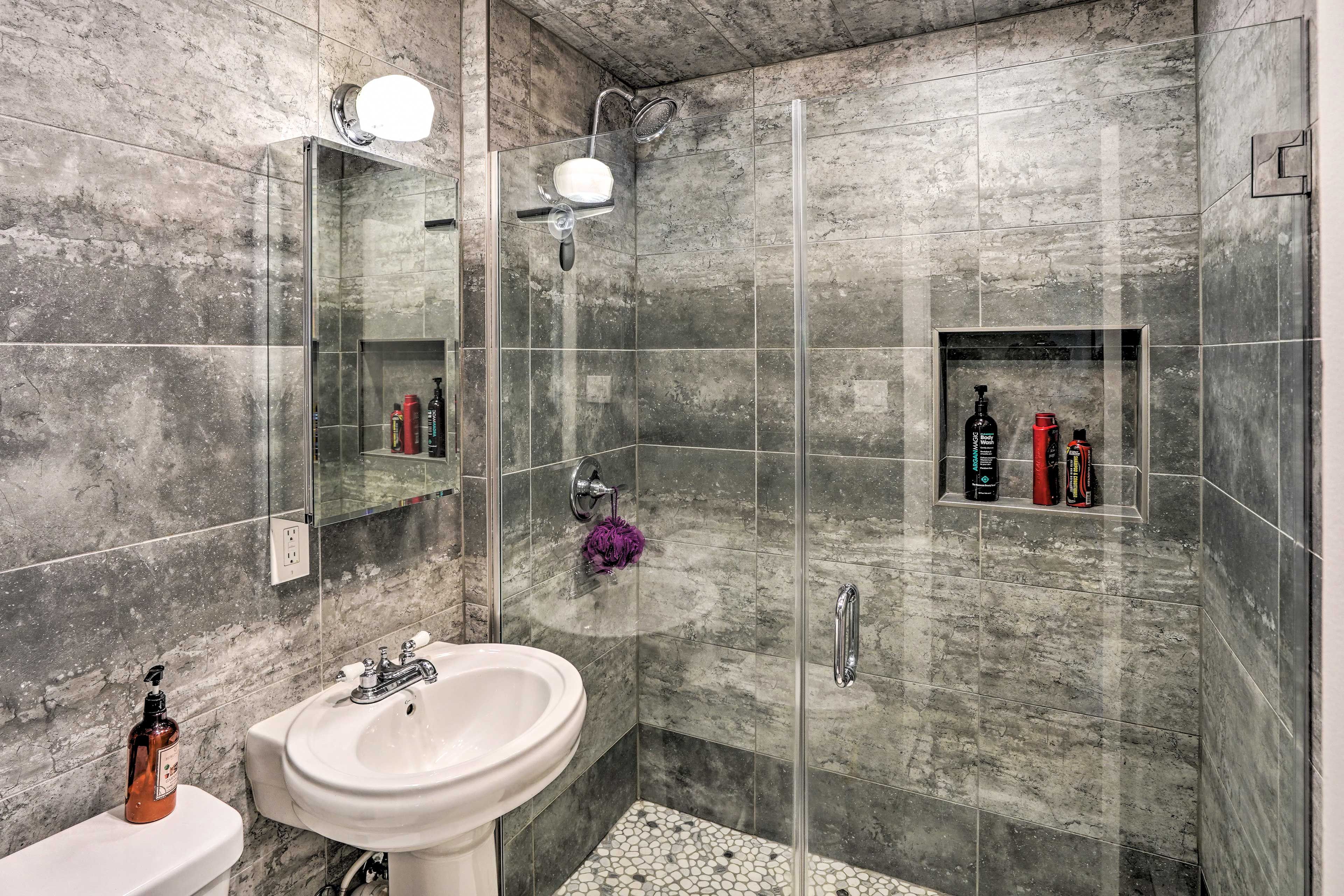 Full Bathroom | Towels Provided