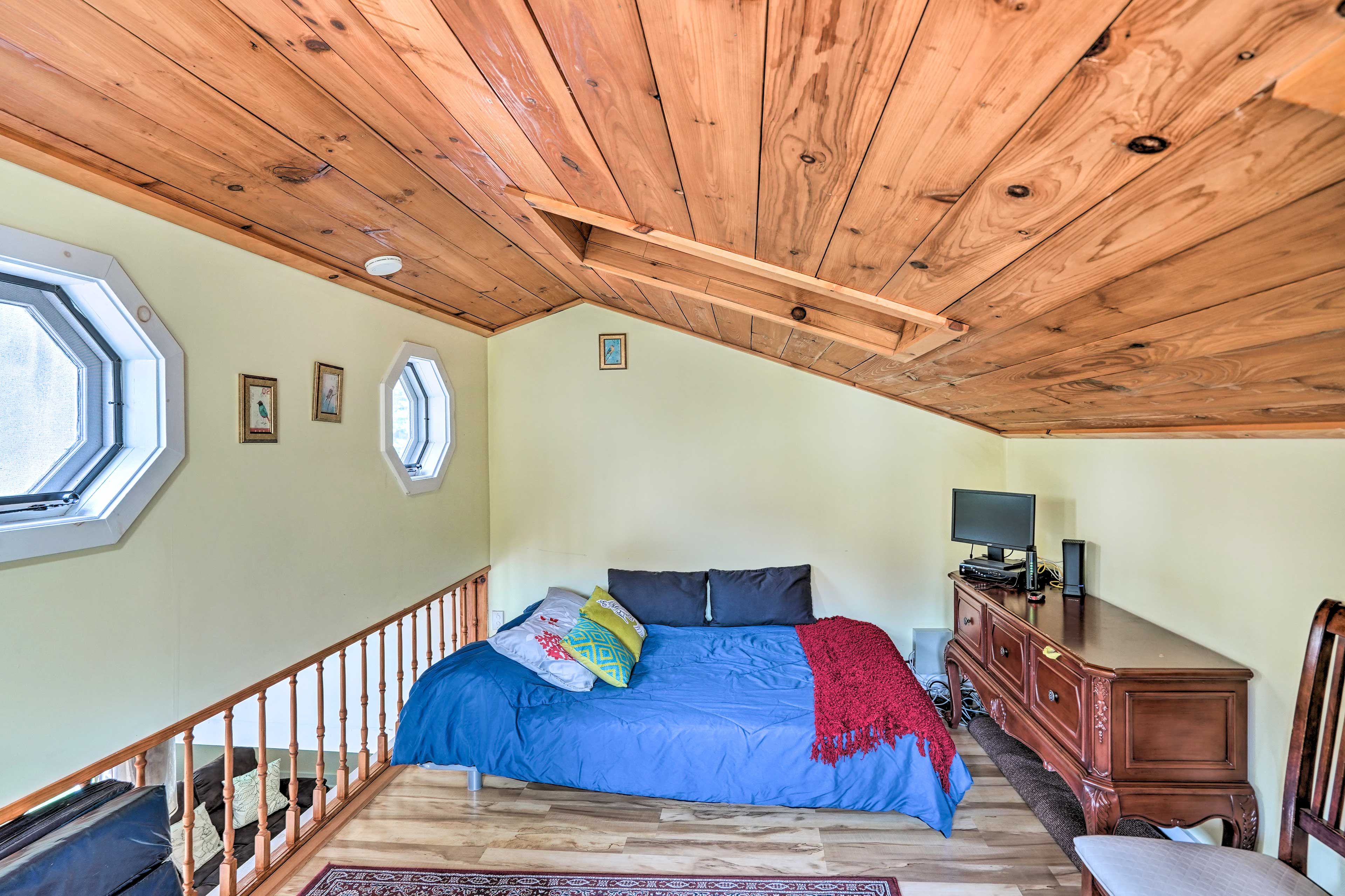 Loft | Full Daybed | Cable TV | Upper Level