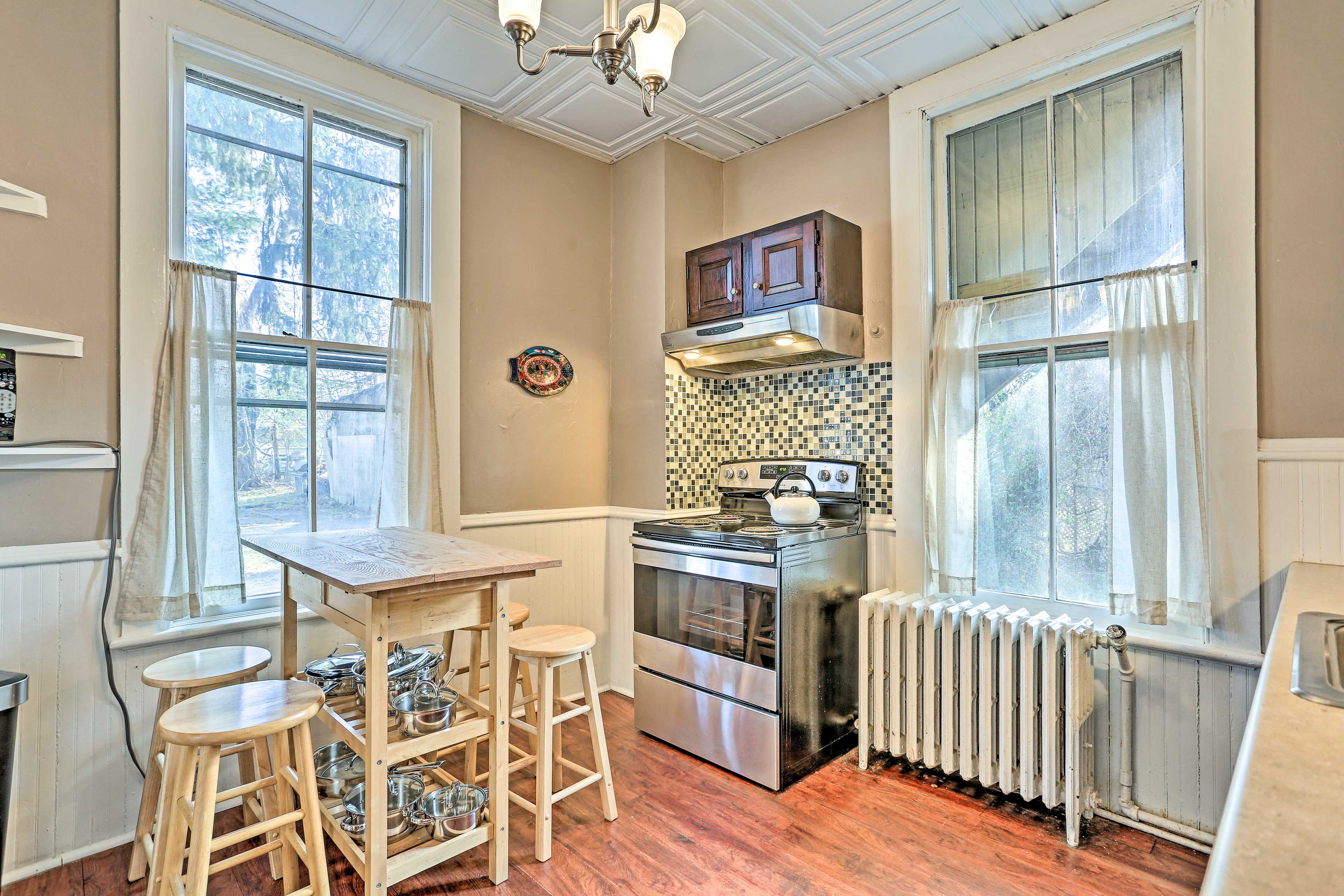 Kitchen | Fully Equipped w/ Cooking Basics
