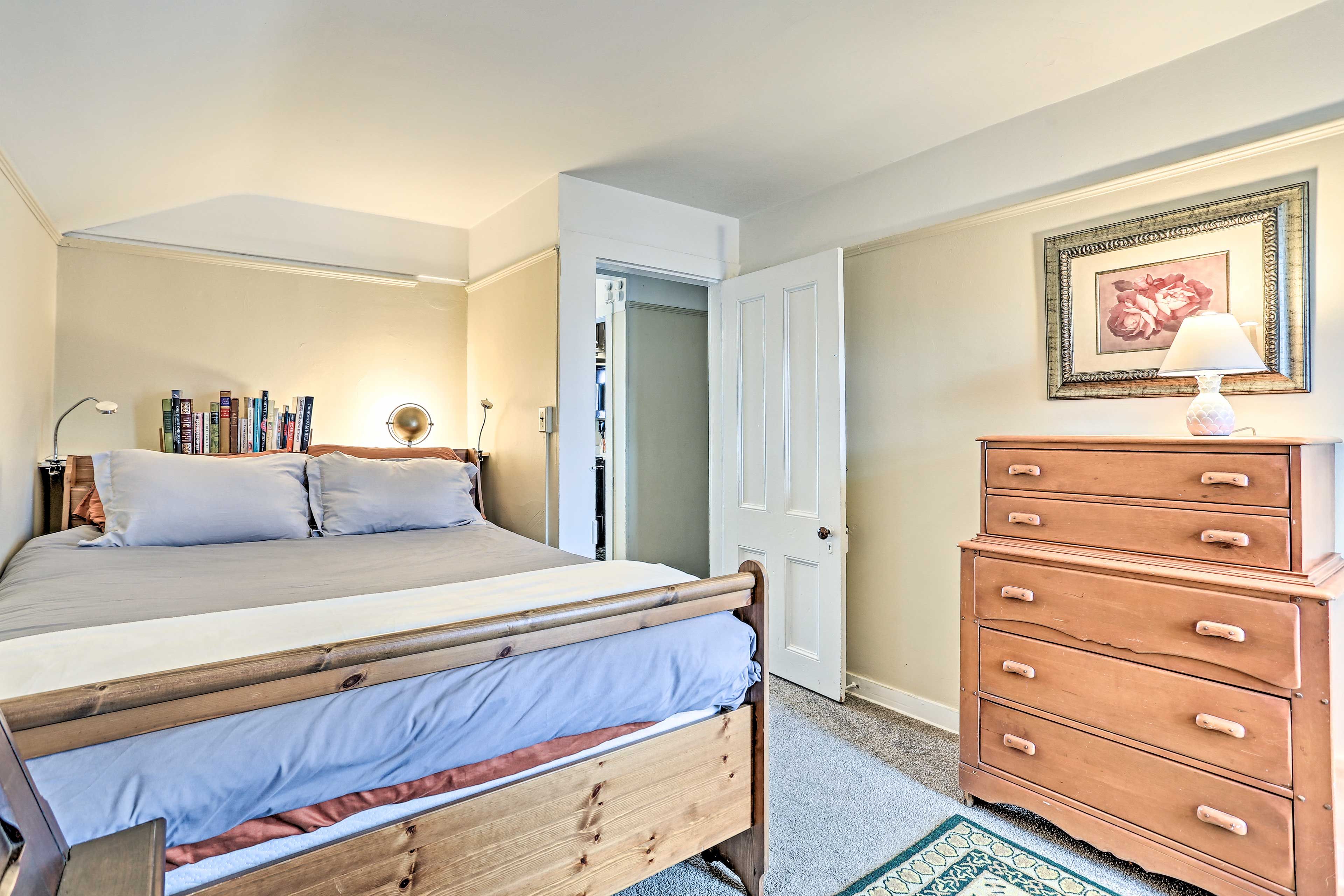 Bedroom 1 | Queen Bed