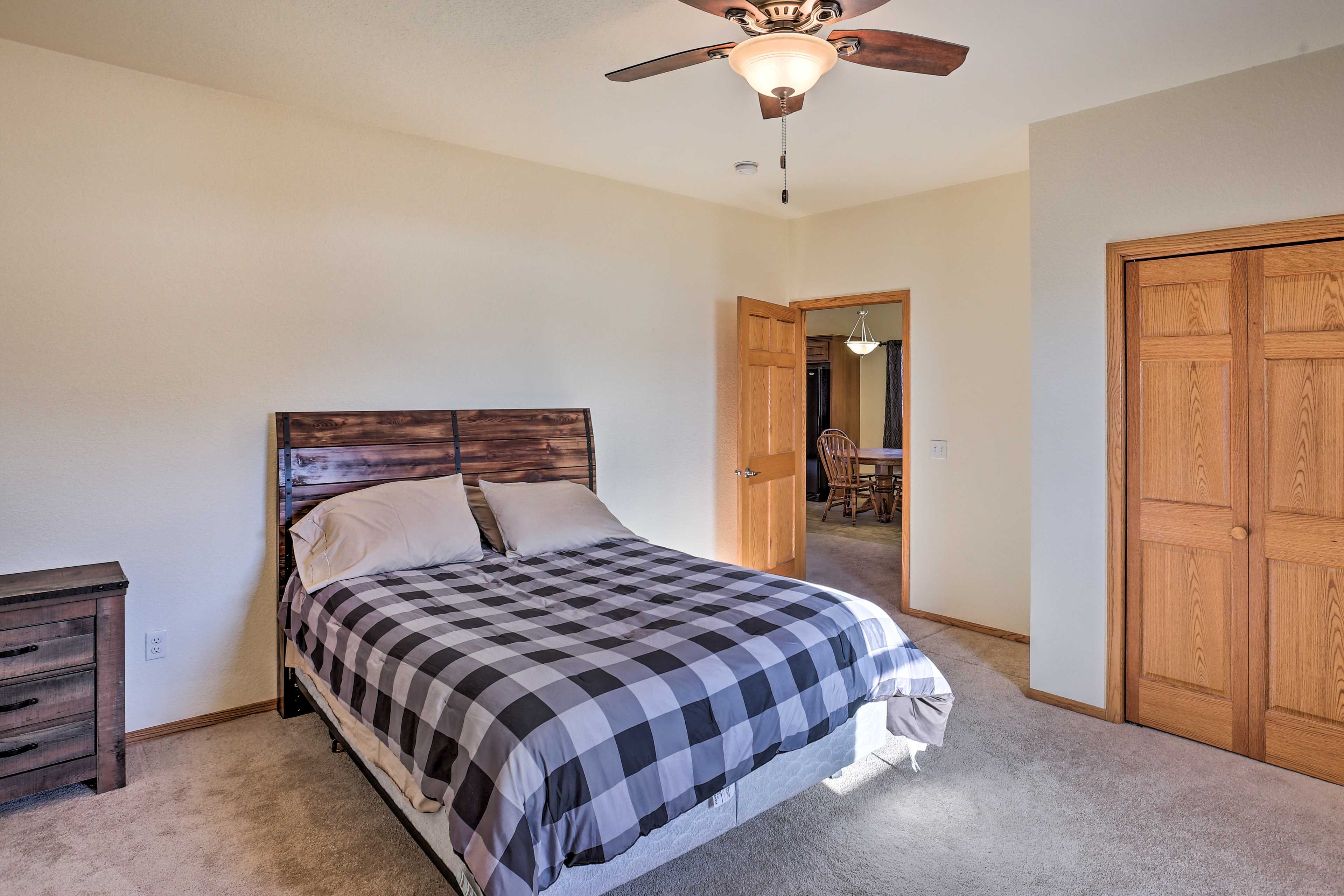 Bedroom | Main Level | Queen Bed