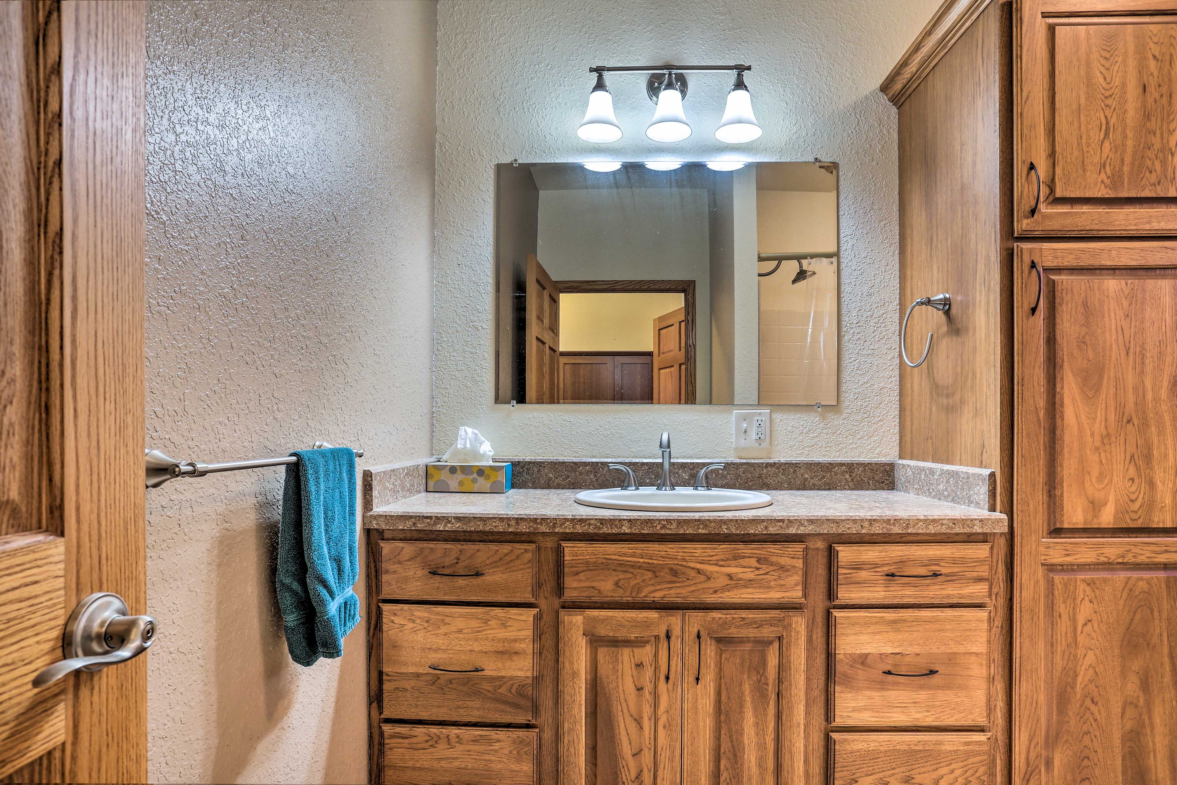 Full Bathroom | Towels Provided