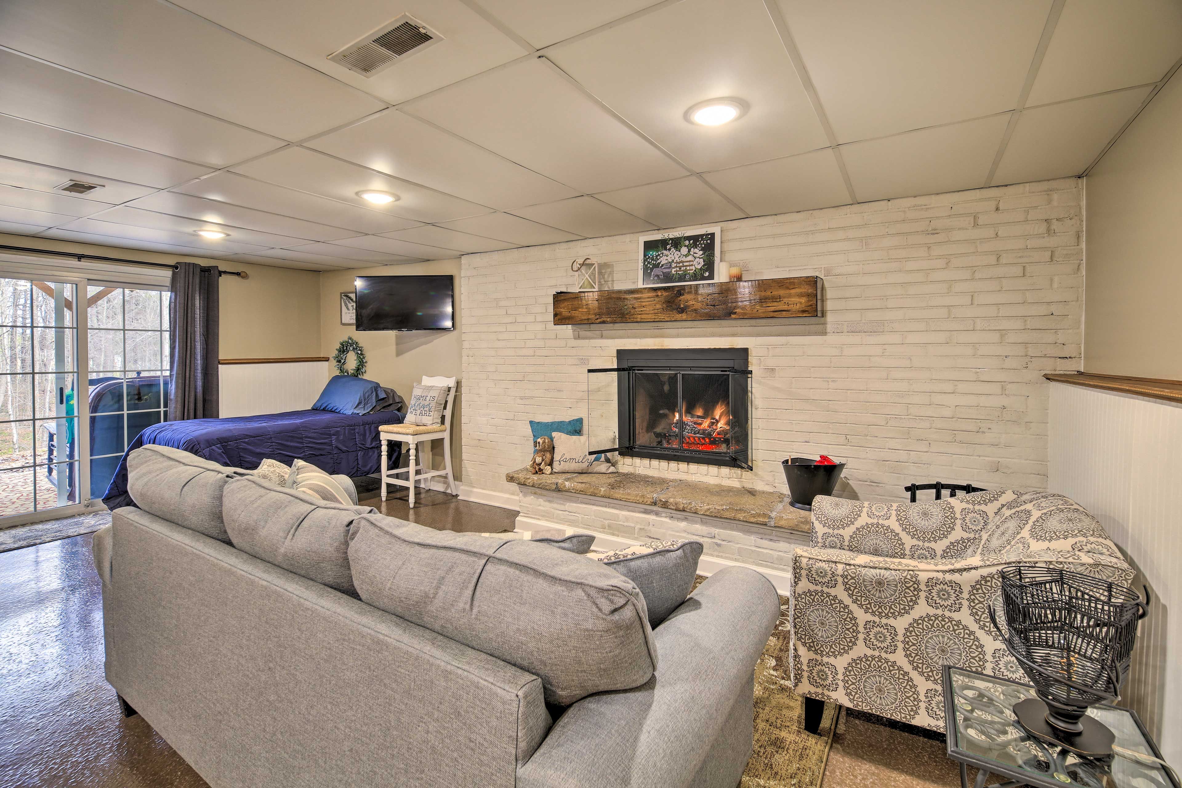 Living Area | Fireplace | Free WiFi