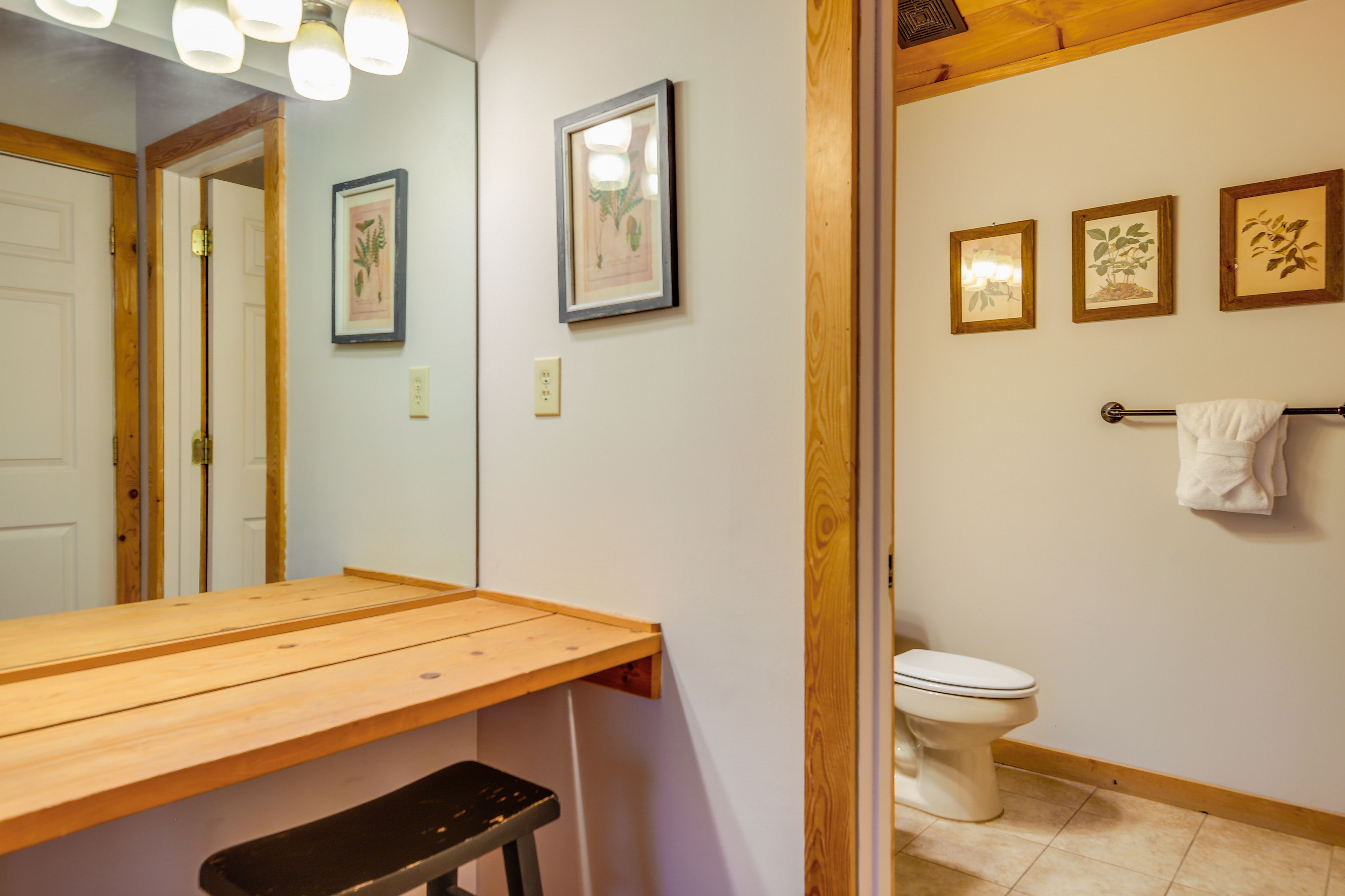 Full Bathroom | Towels & Linens Provided | Upper Level