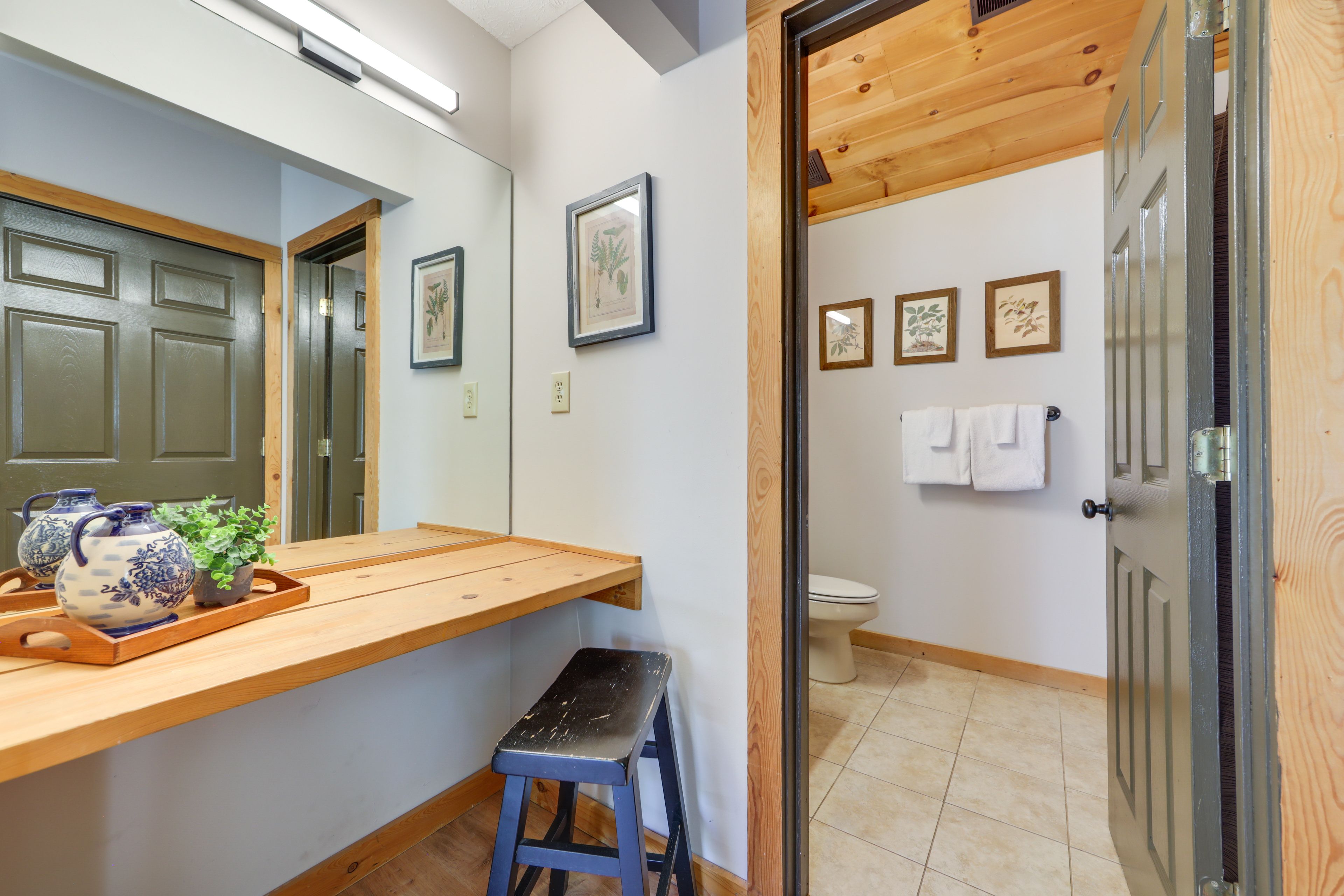 Full Bathroom | Towels/Linens Provided | Complimentary Toiletries | Upper Level