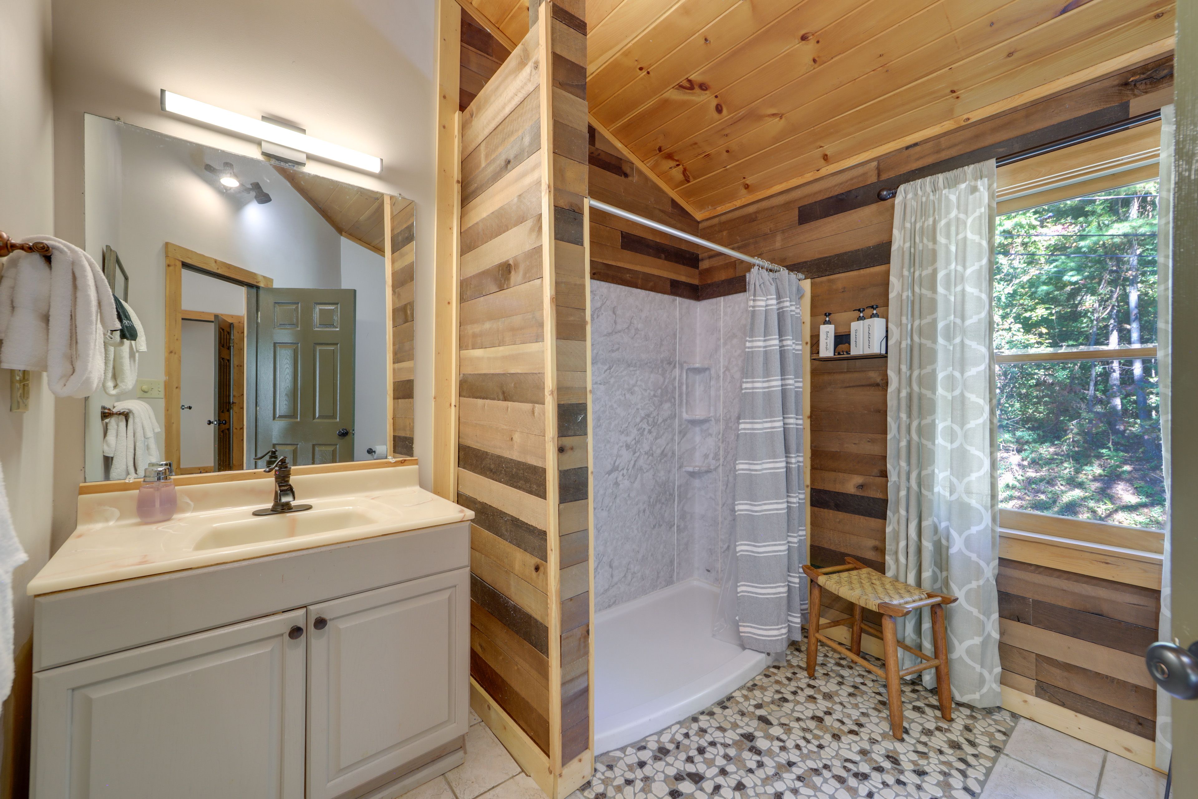 En-Suite Bathroom | Upper Level