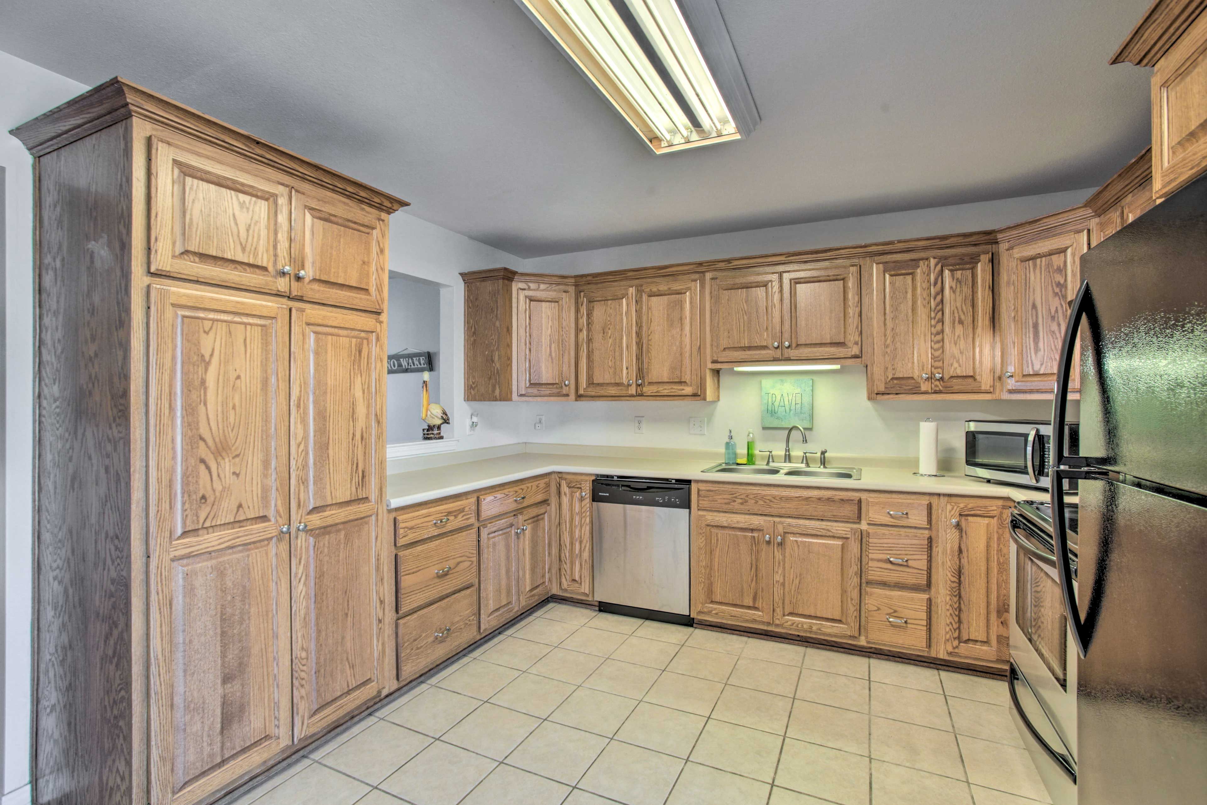 Kitchen | Fully Equipped w/ Cooking Basics