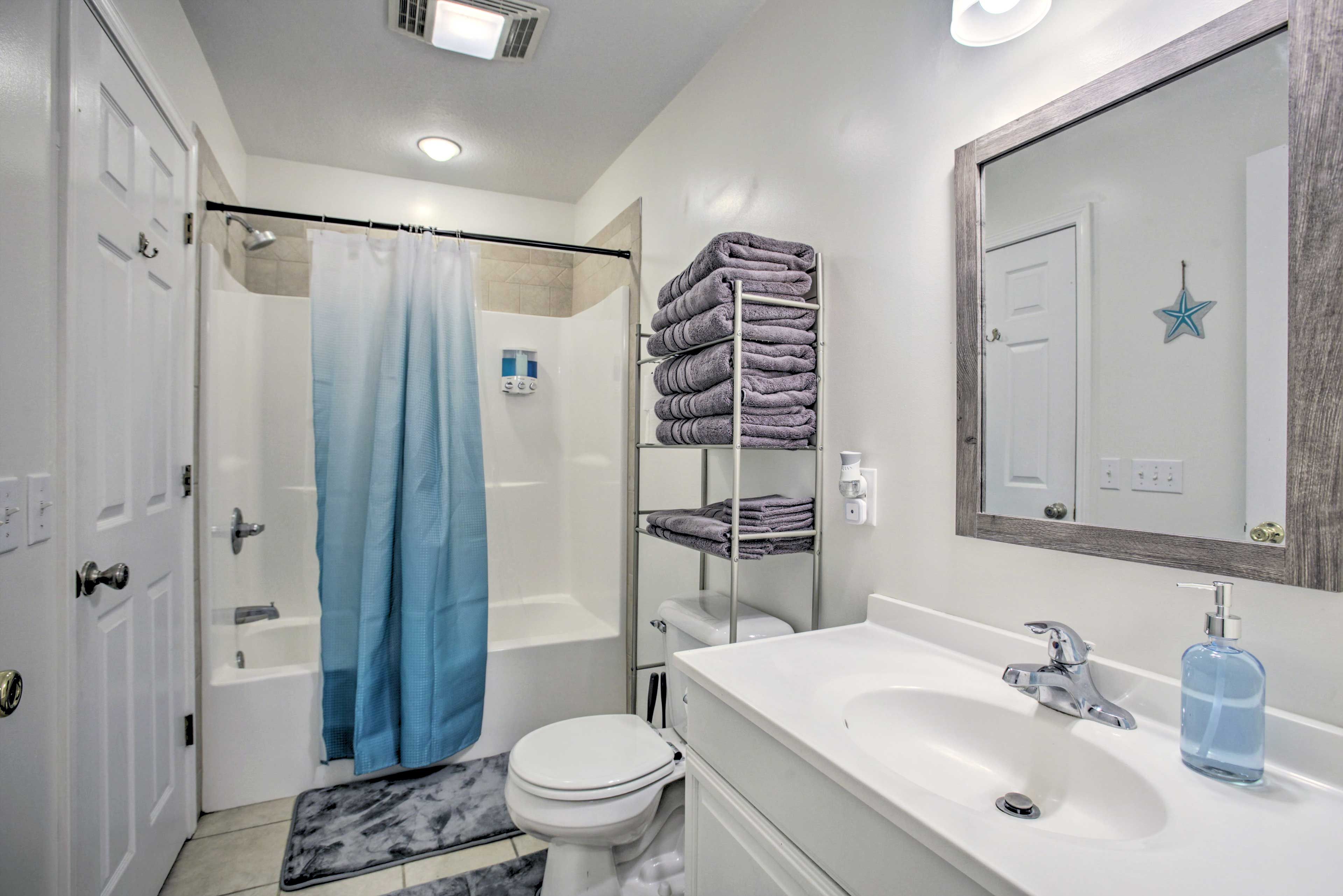 Full Bathroom | Complimentary Toiletries | Towels Provided