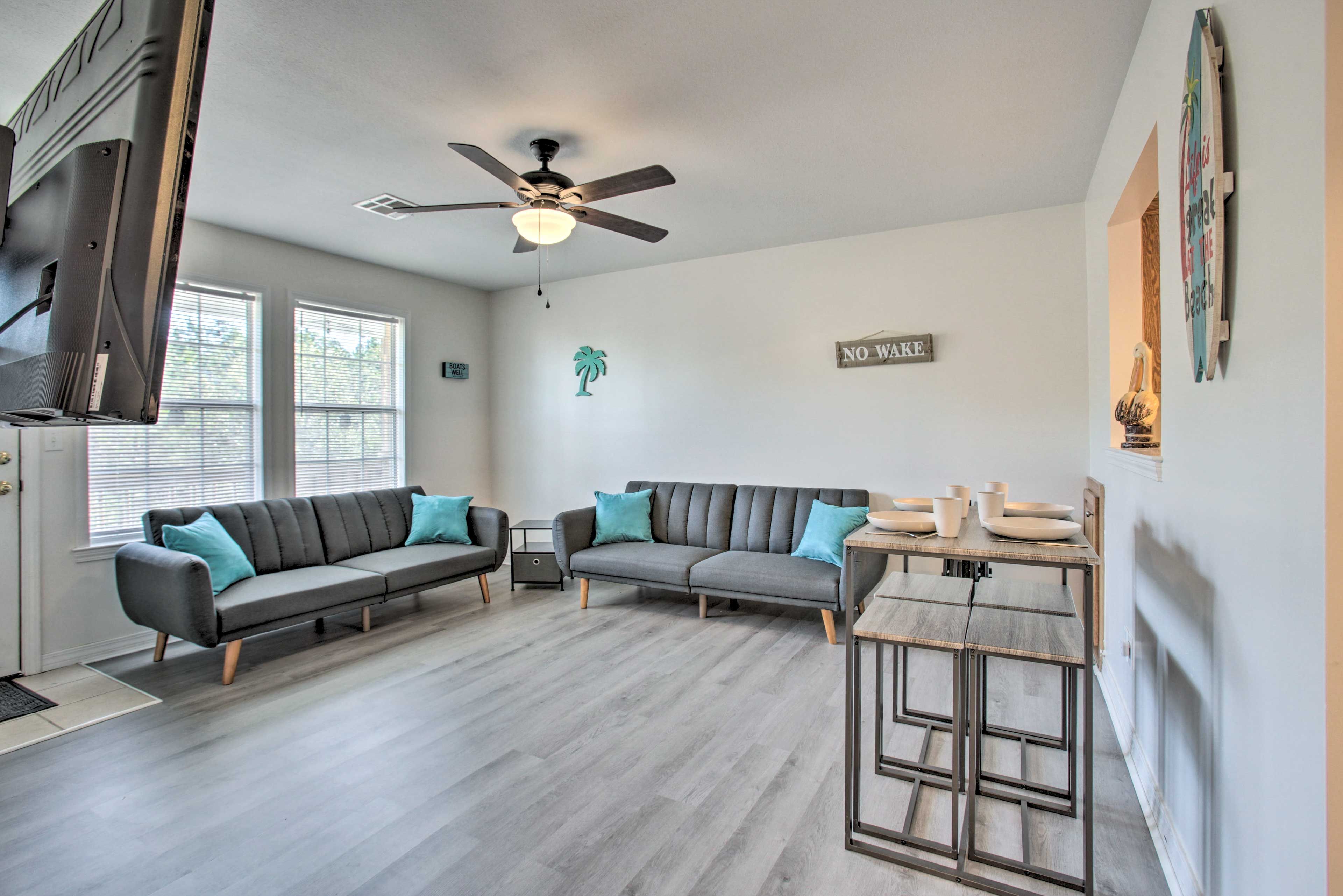 Living Room | 5 Miles to Old Town | Canal Front