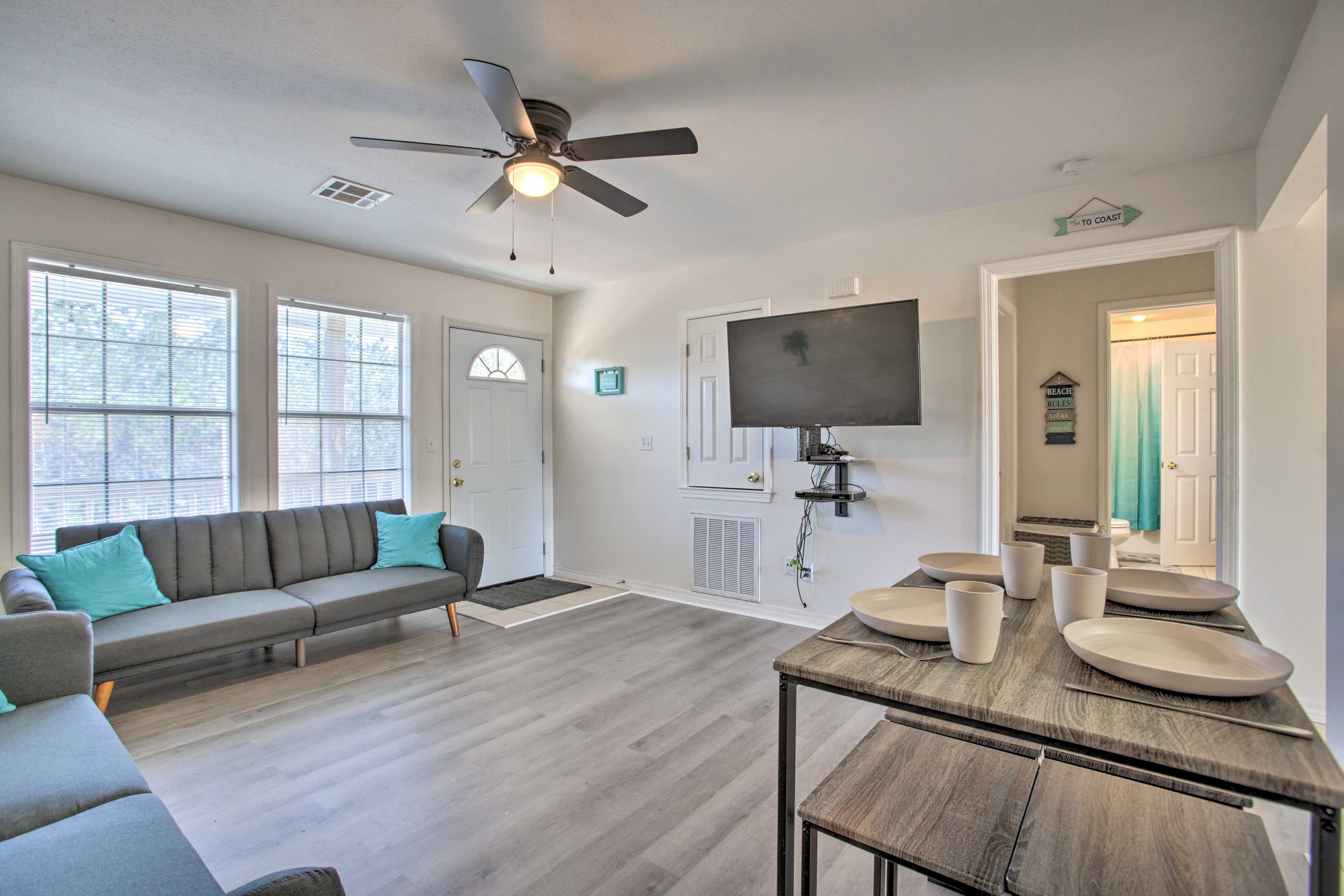 Dining Area | Dishware & Flatware Provided