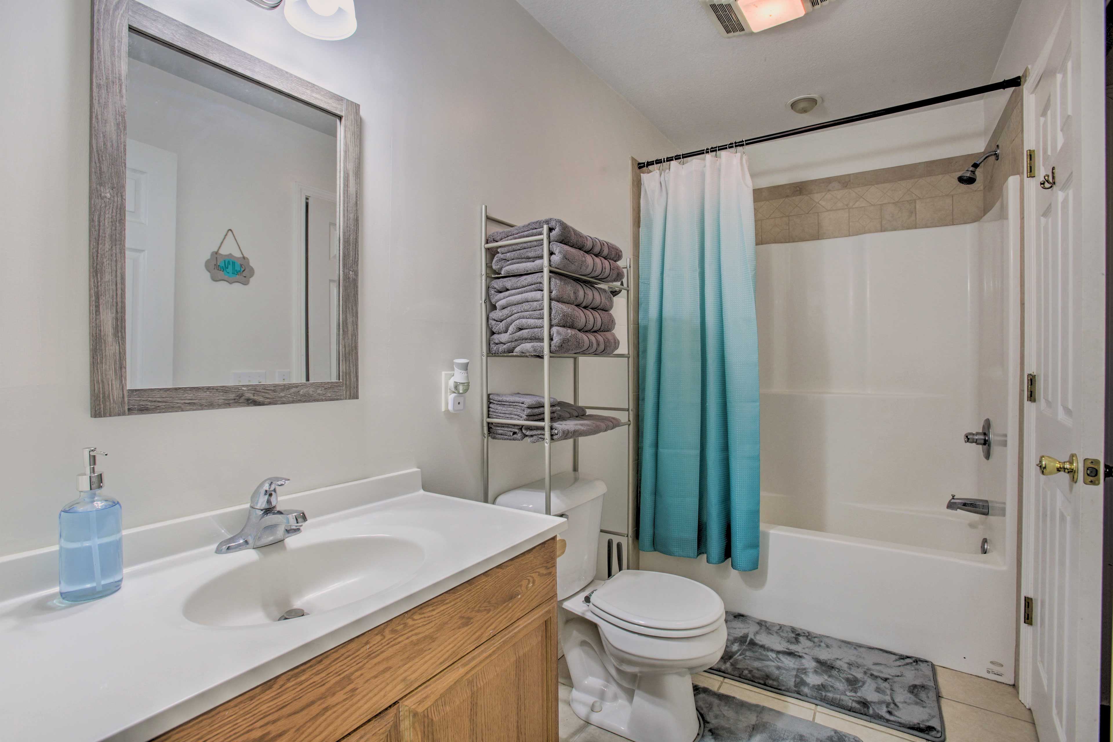 Full Bathroom | Complimentary Toiletries | Towels Provided