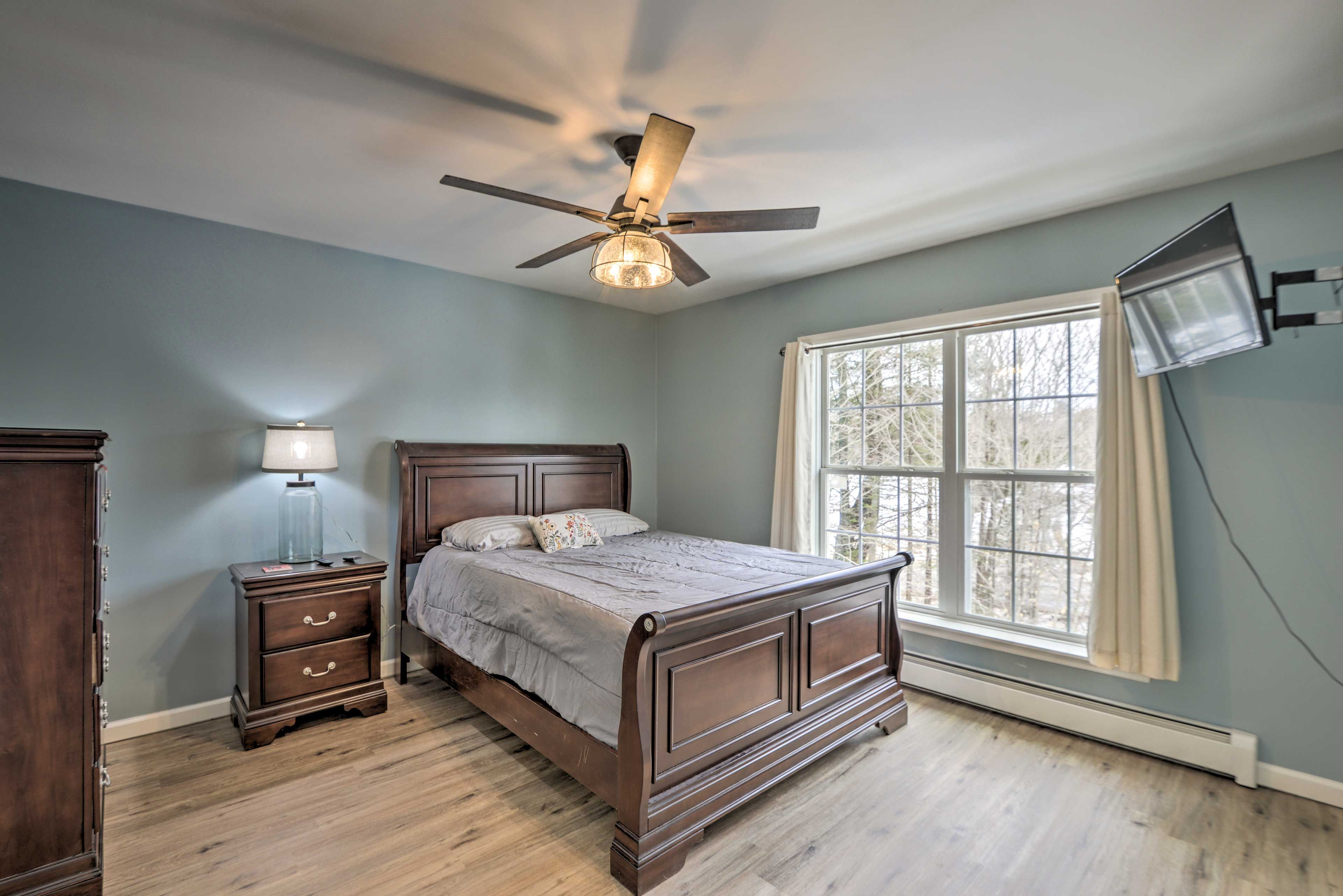 Bedroom 1 | Queen Bed