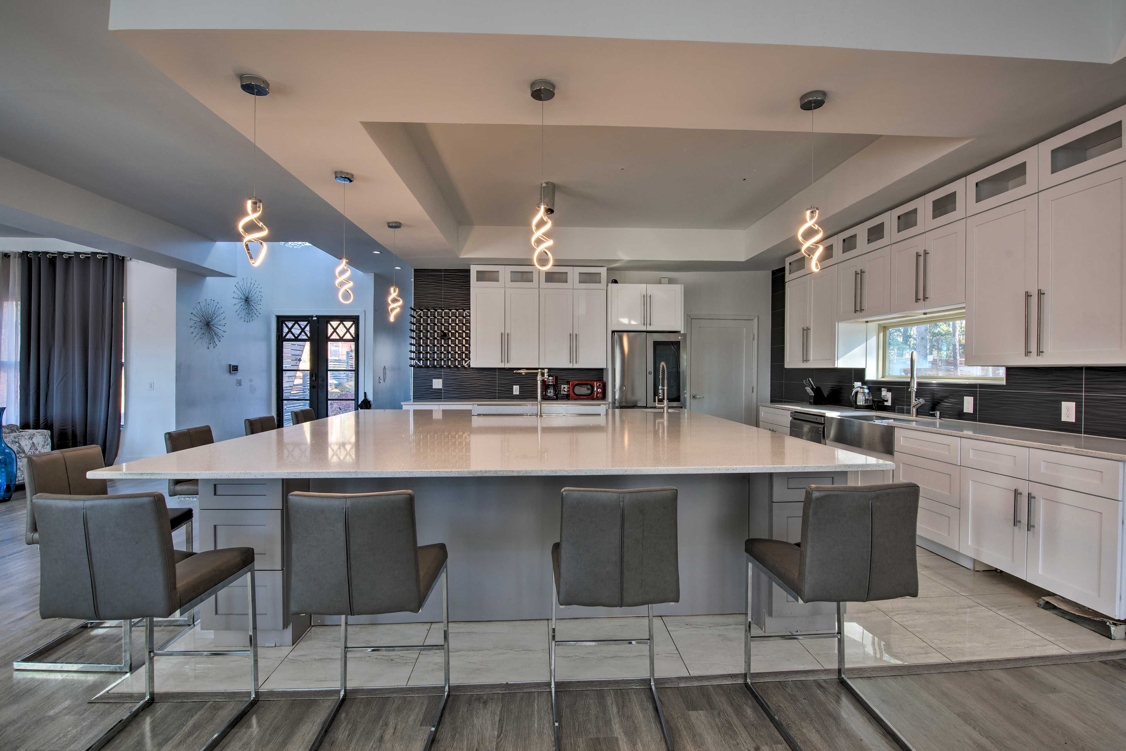 Kitchen | 8-Person Breakfast Bar