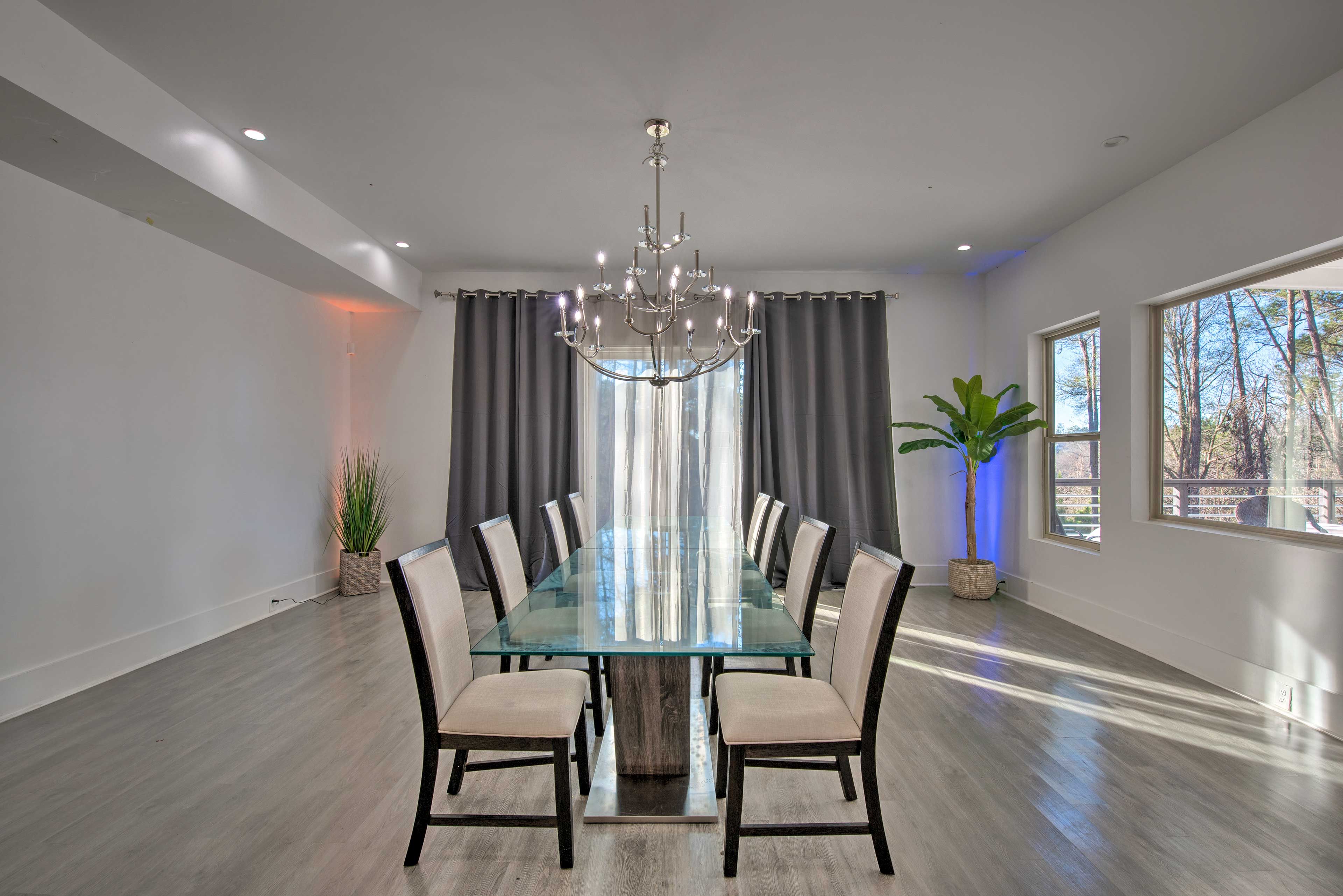 Dining Area | 8-Person Table