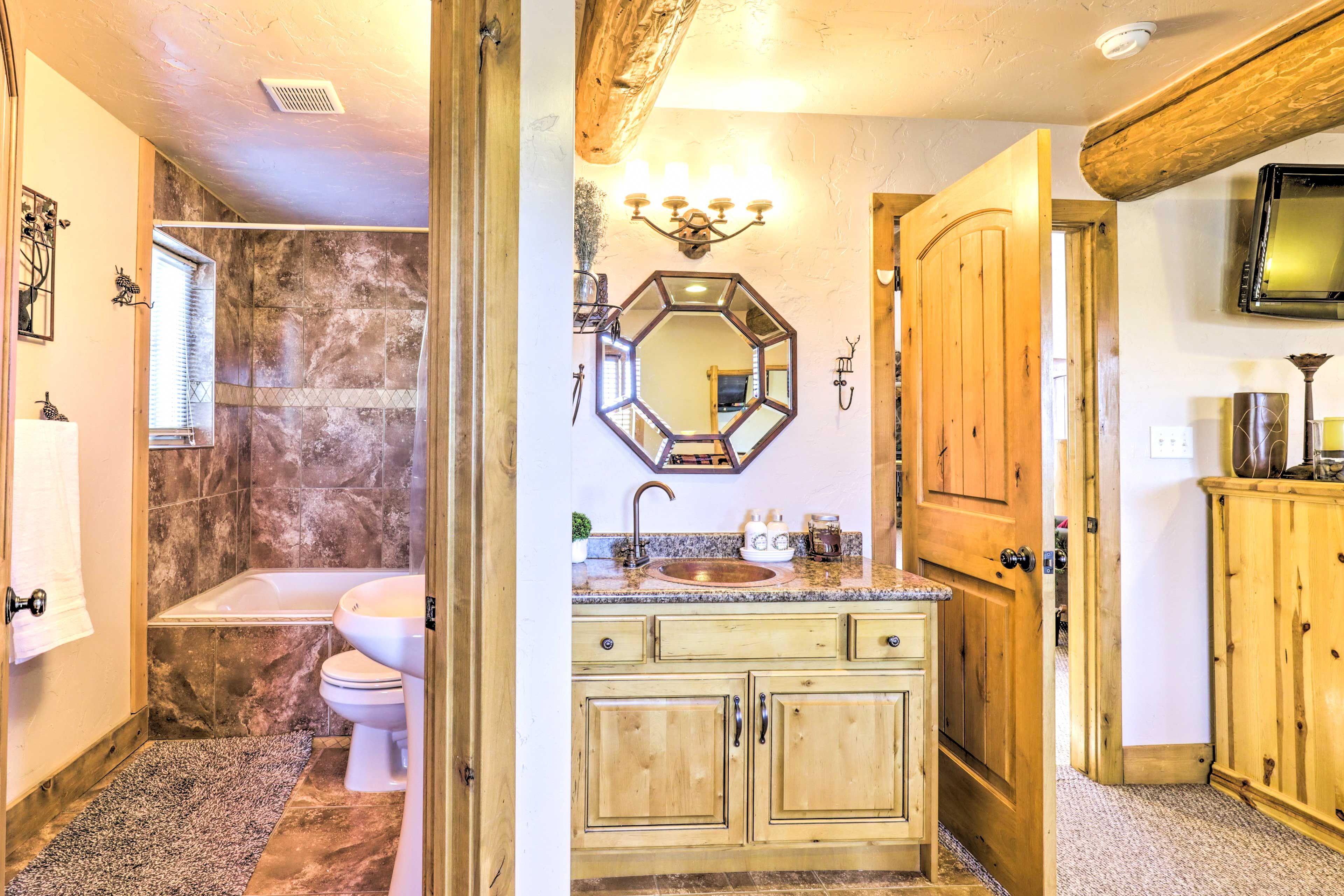 En-Suite Bathroom | Complimentary Toiletries