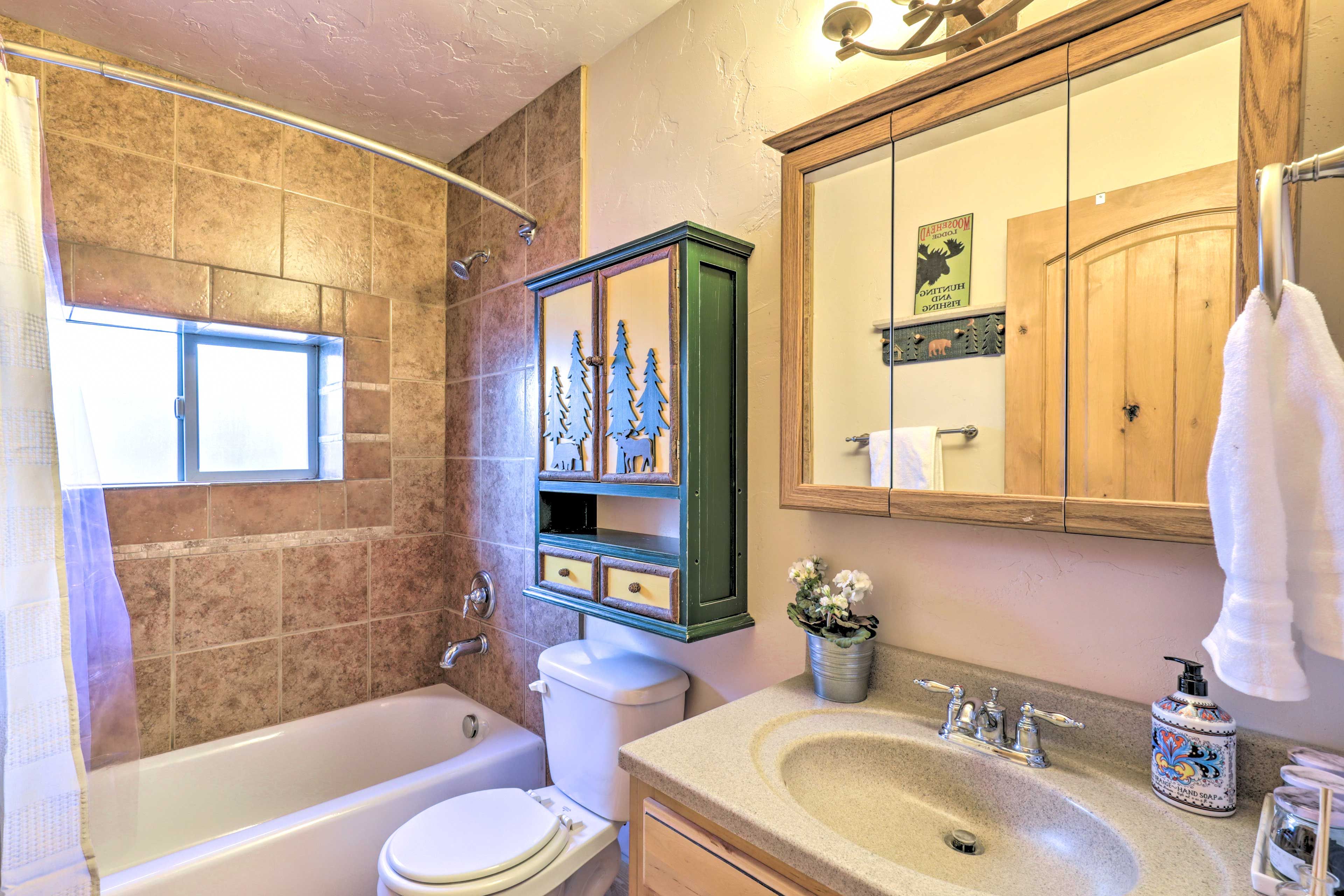 Full Bathroom | Towels Provided