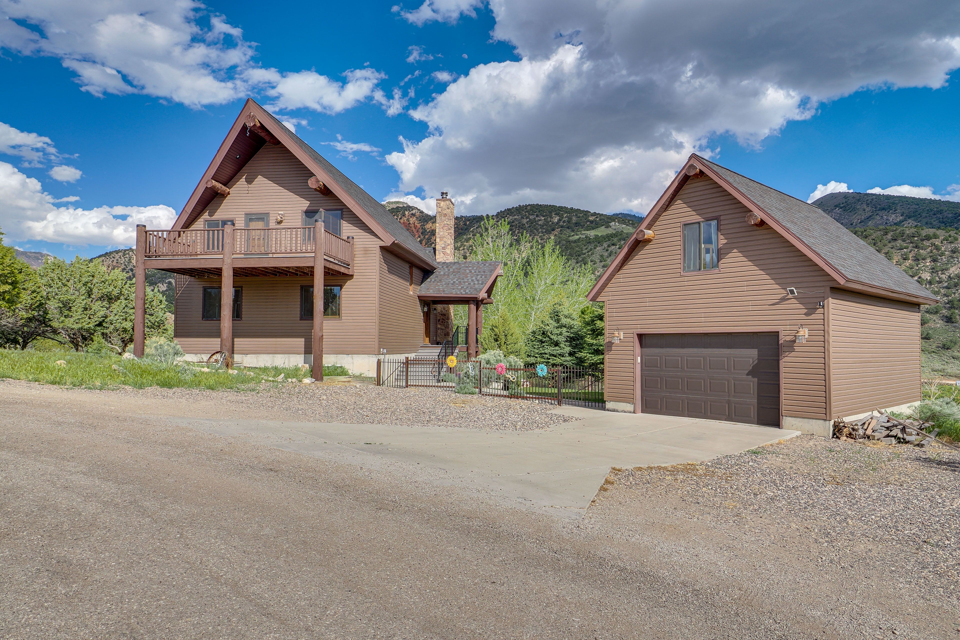 Parking | Gravel Driveway (5 Vehicles) | Paved Driveway (1 Vehicle)
