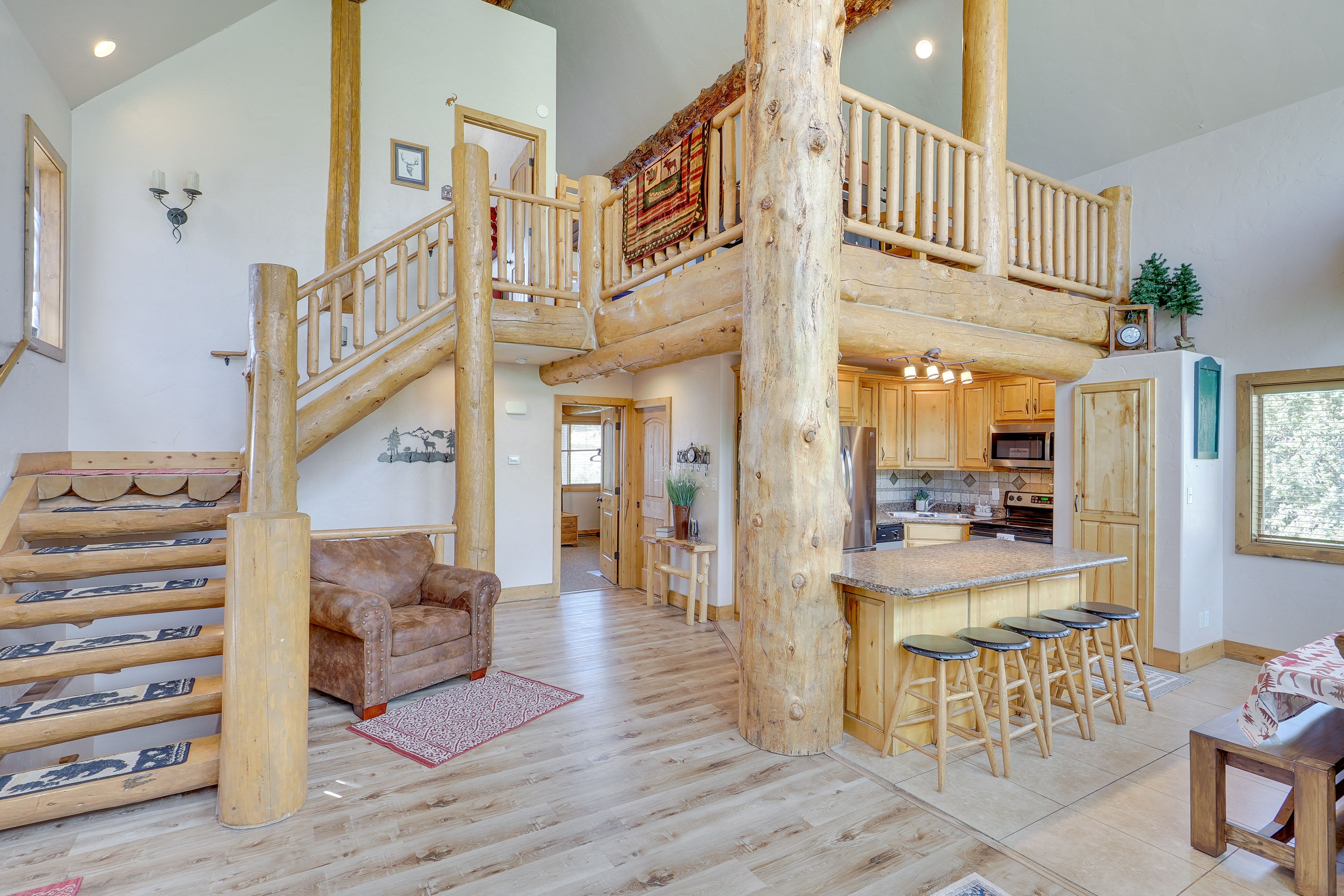 Dining Area | Breakfast Bar