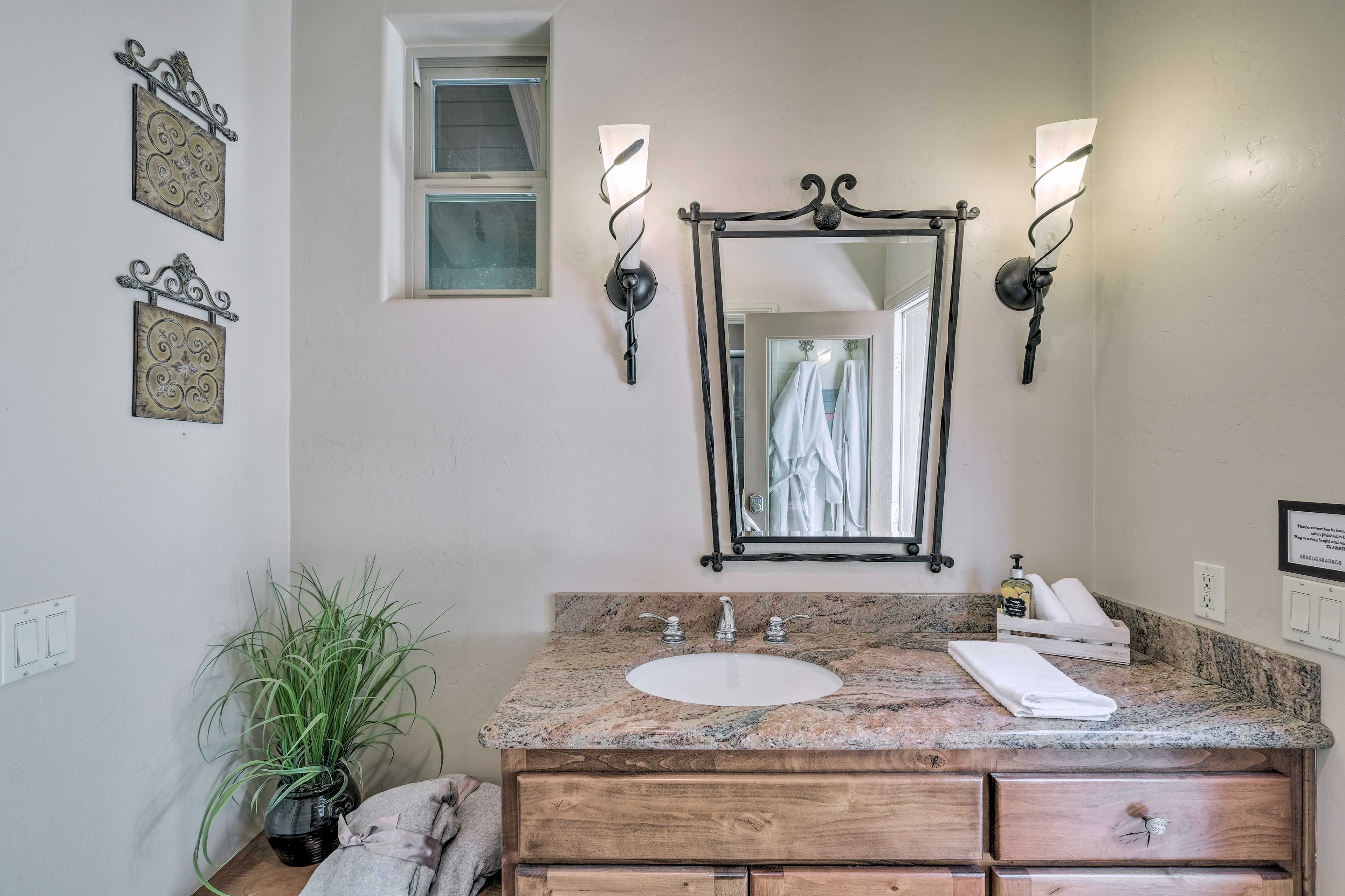 Full Bathroom | Towels Provided | Complimentary Toiletries