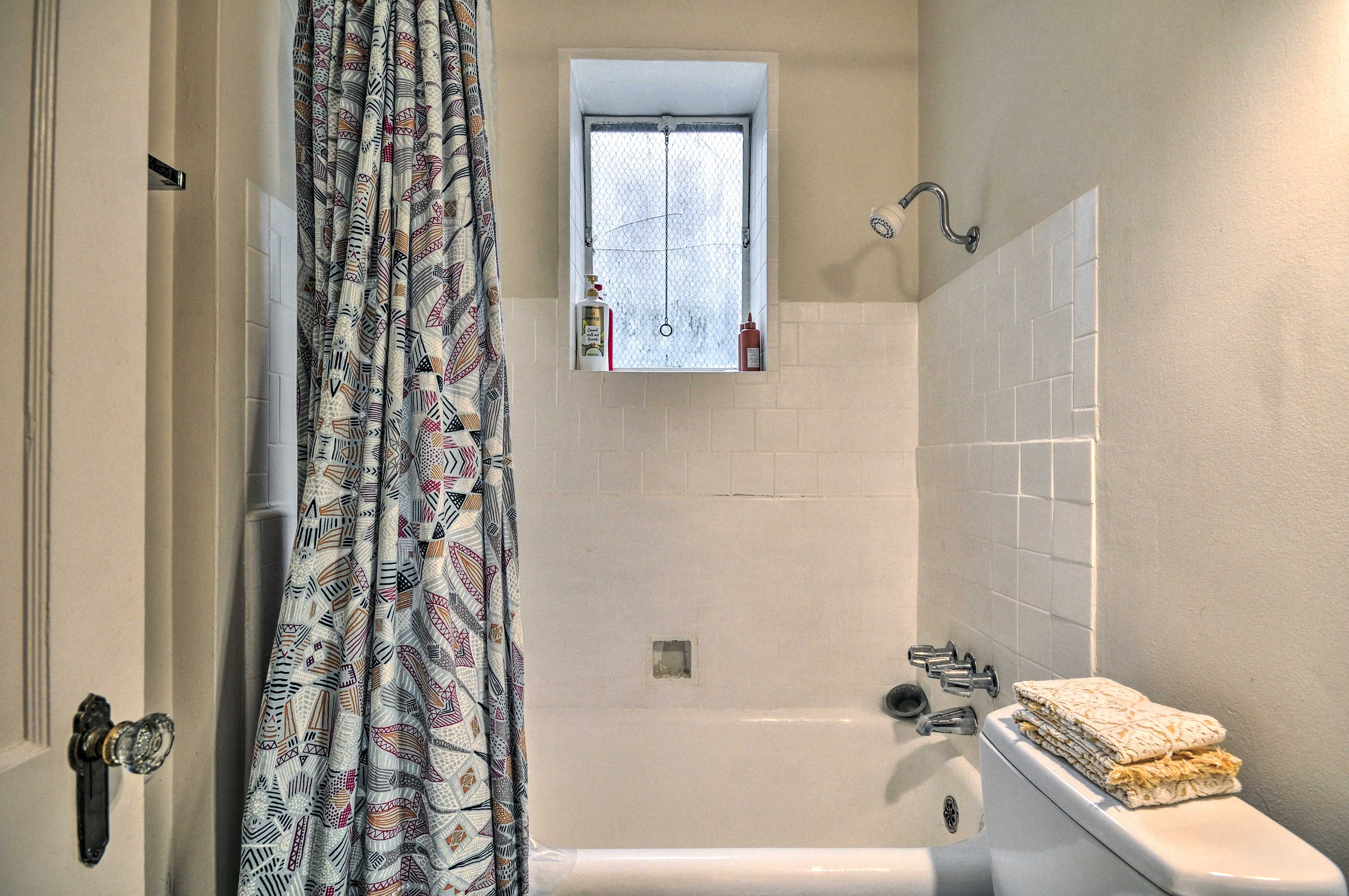 Full Bathroom | Complimentary Toiletries