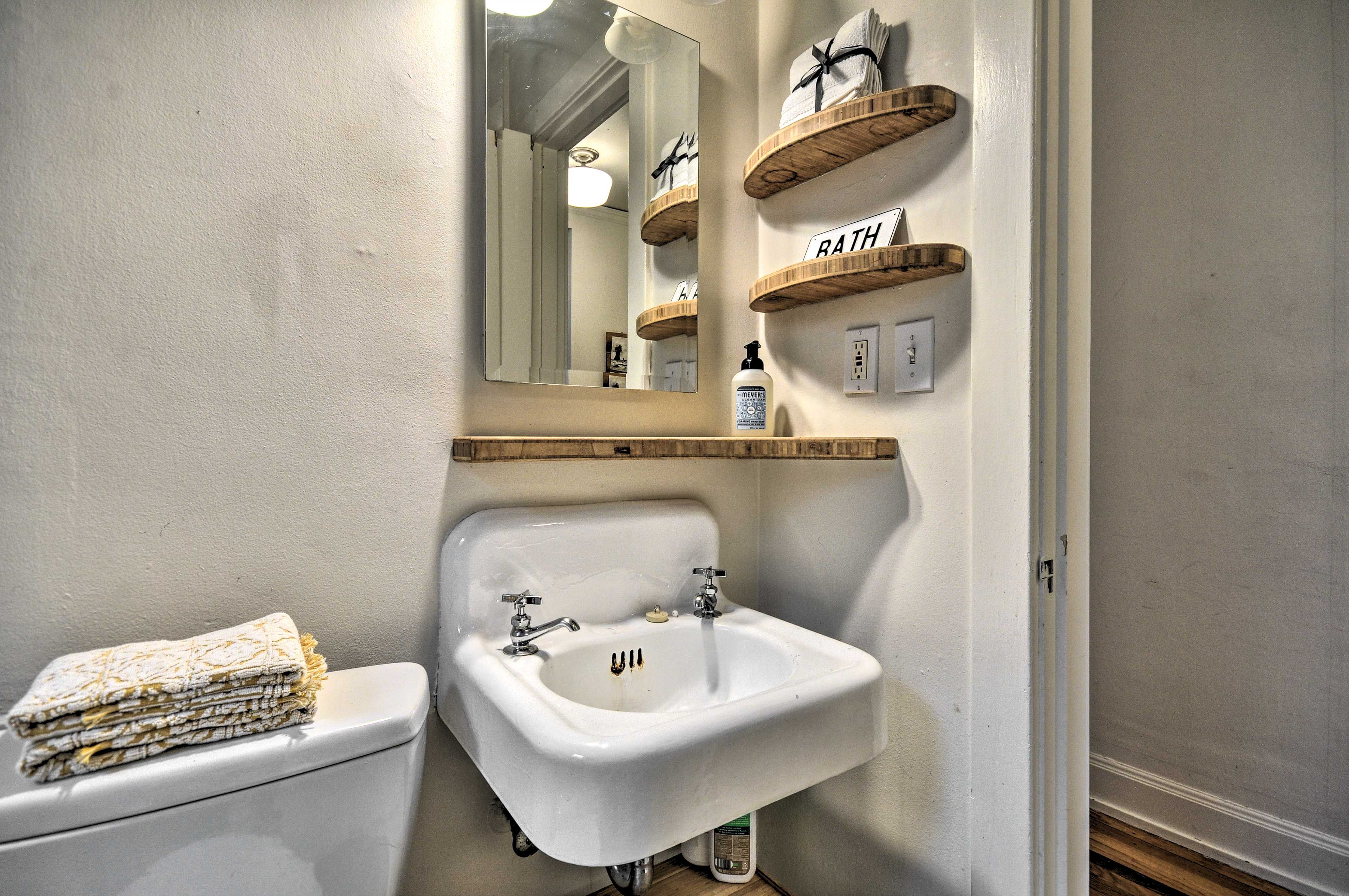 Full Bathroom | Towels Provided