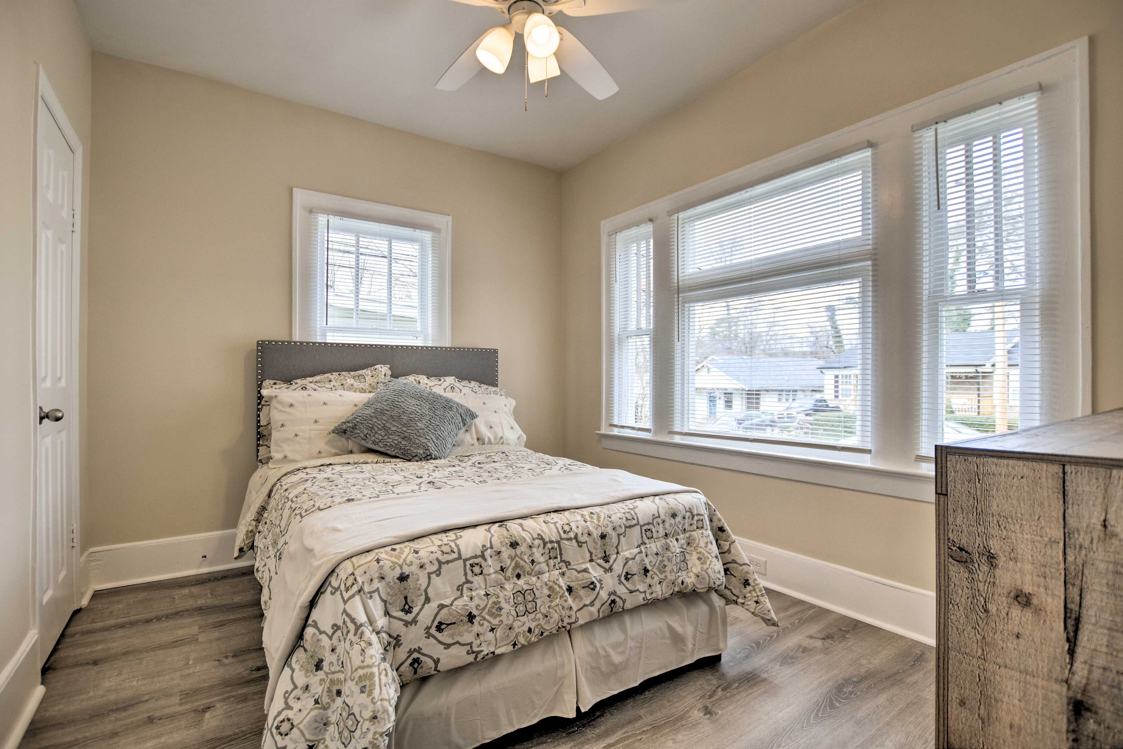 Bedroom 1 | Queen Bed