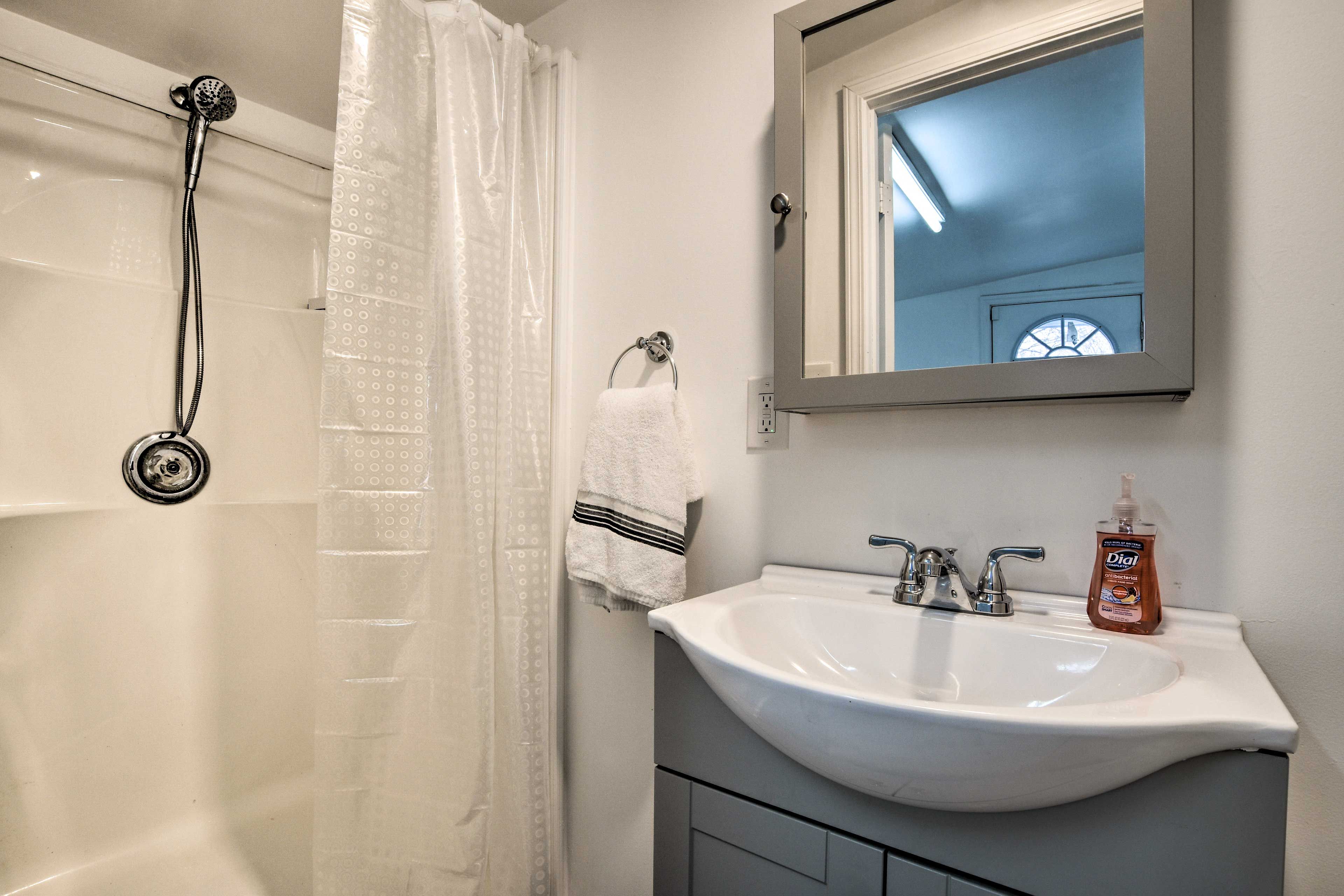 Full Bathroom | Linens & Towels | Complimentary Toiletries | Hair Dryer