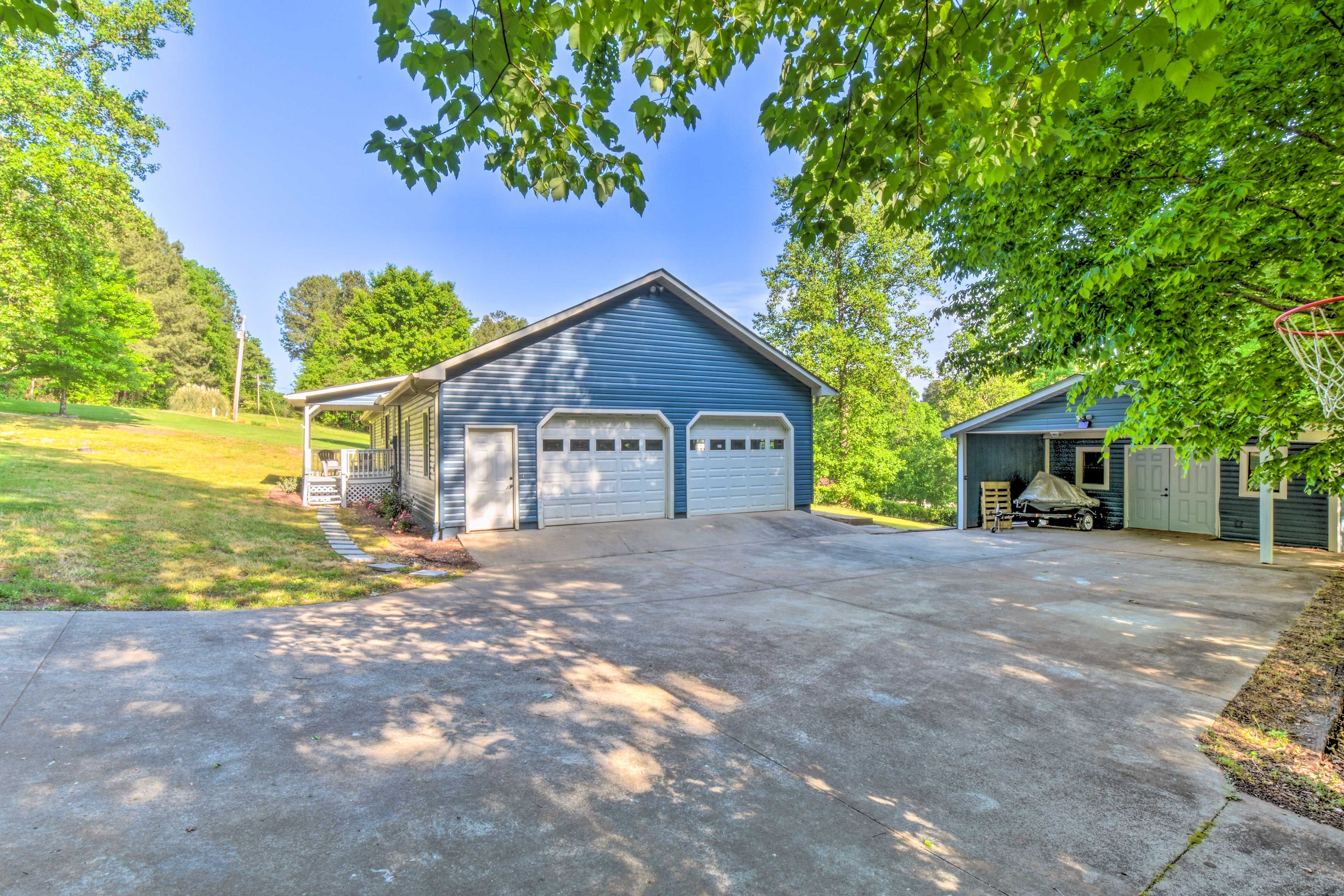 Parking | Driveway (6 Vehicles) | Garage (2 Vehicles)