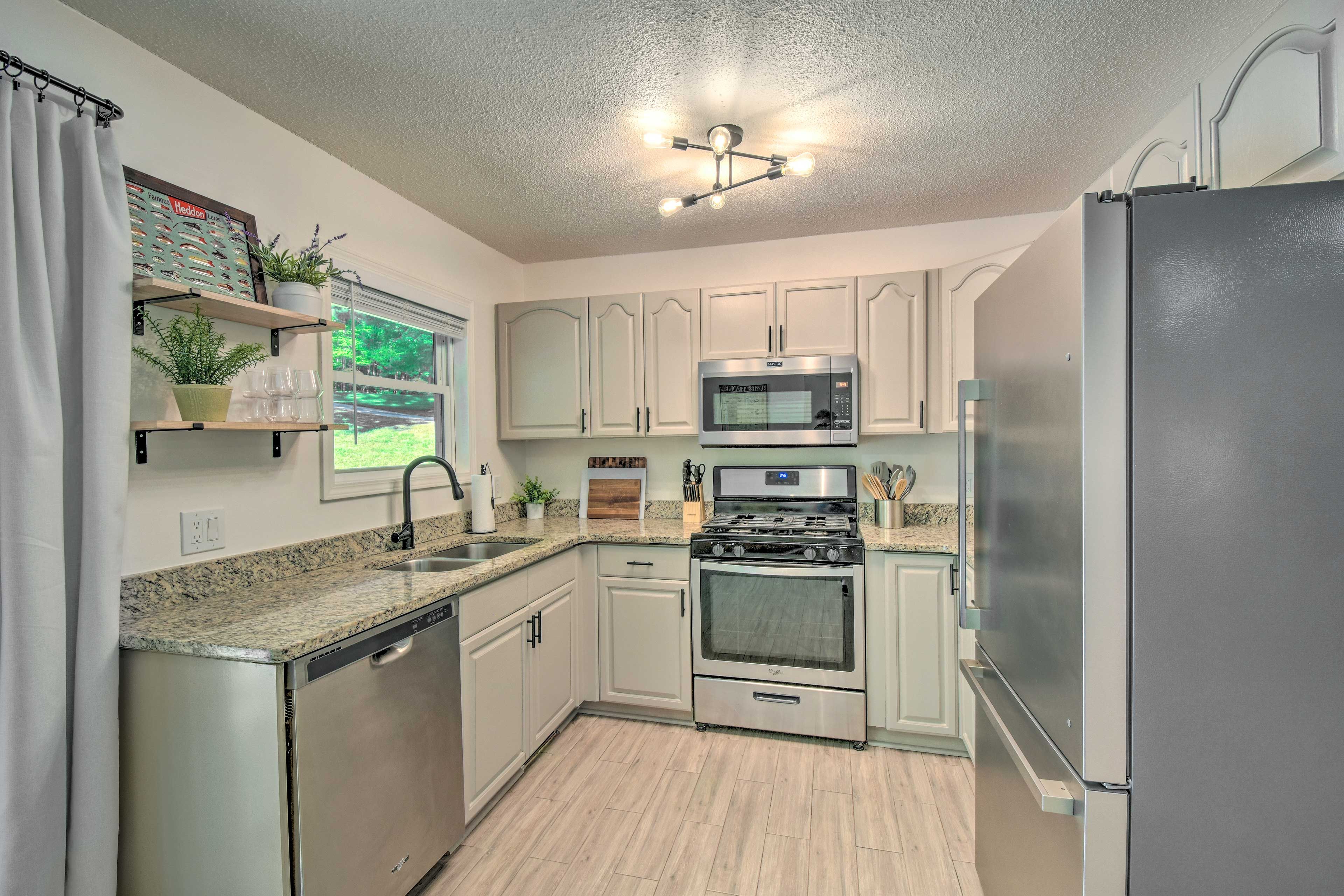 Fully Equipped Kitchen | Blender | Toaster | Trash Bags & Paper Towels