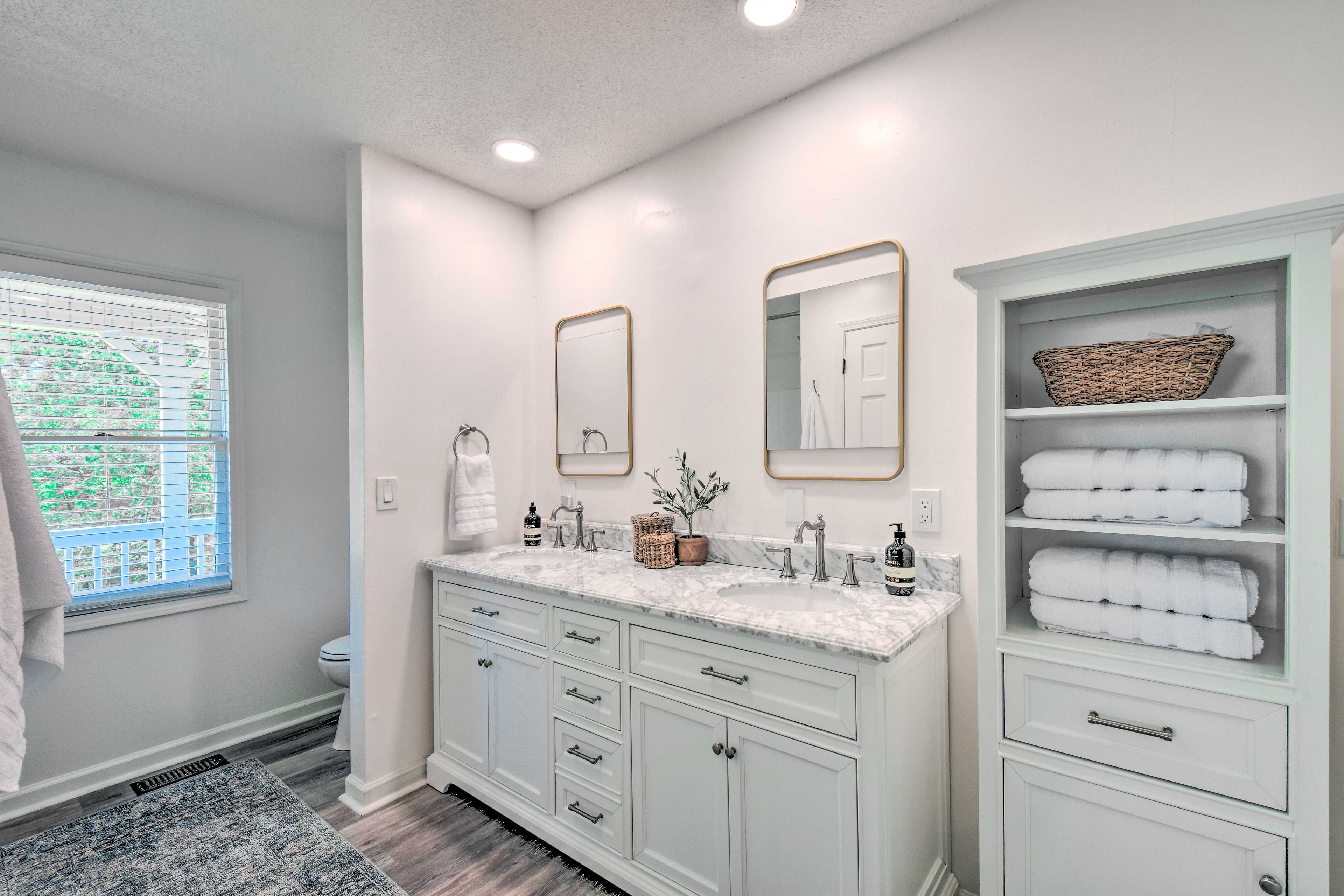 Full En-Suite Bathroom | Hair Dryer