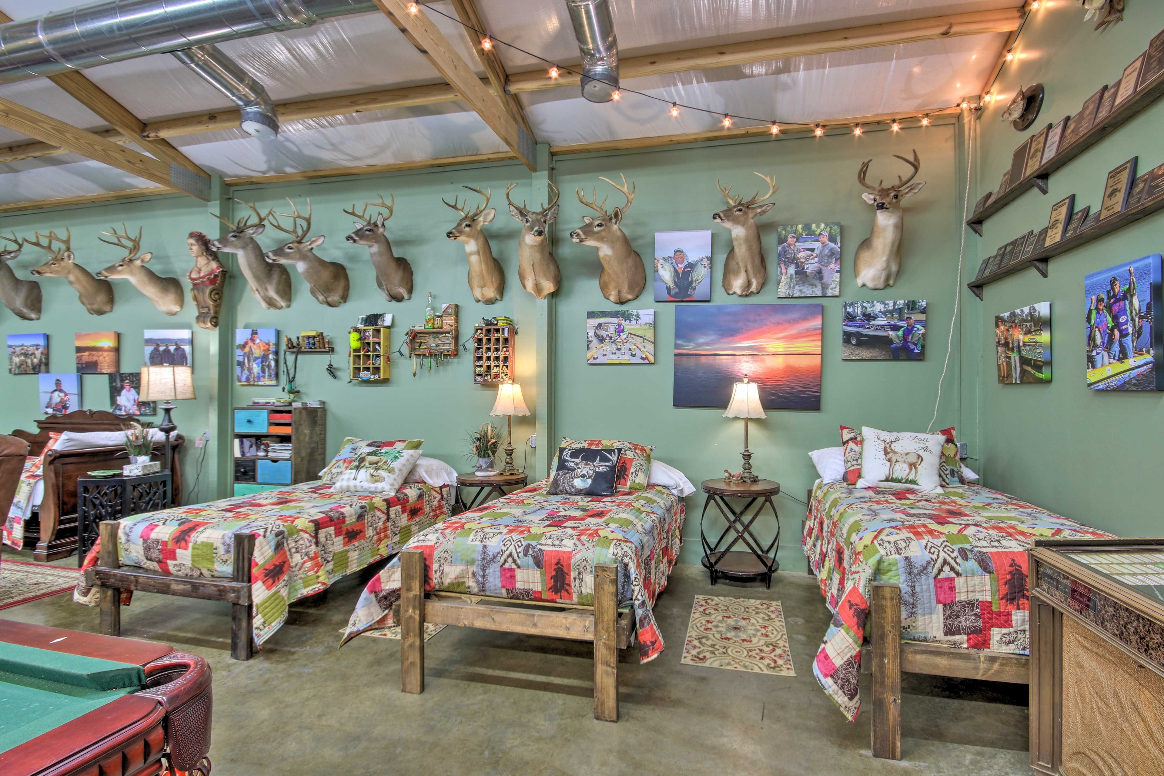 Studio | 3 Twin Beds | Twin Daybed w/ Twin Trundle
