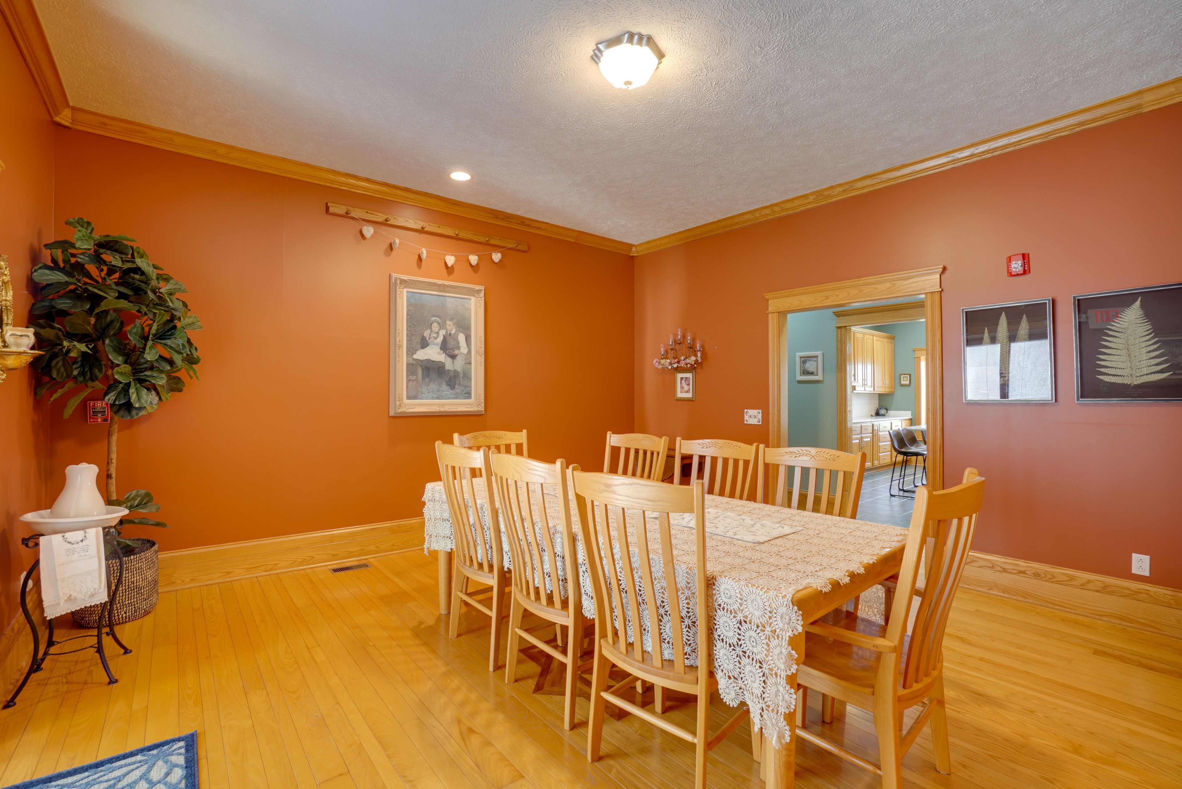 Formal Dining Room | Dishware & Flatware Provided