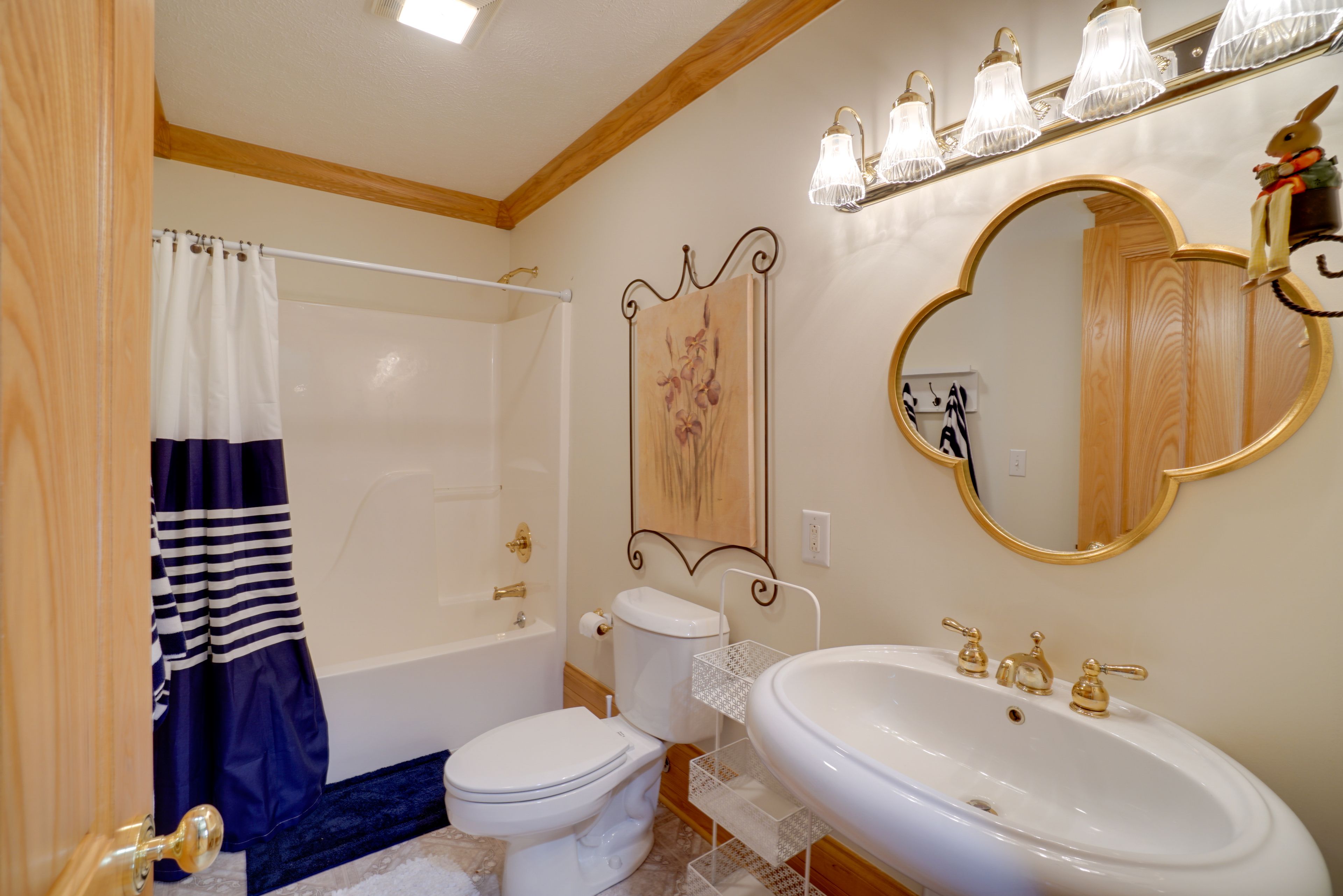 Full Bathroom | Towels Provided