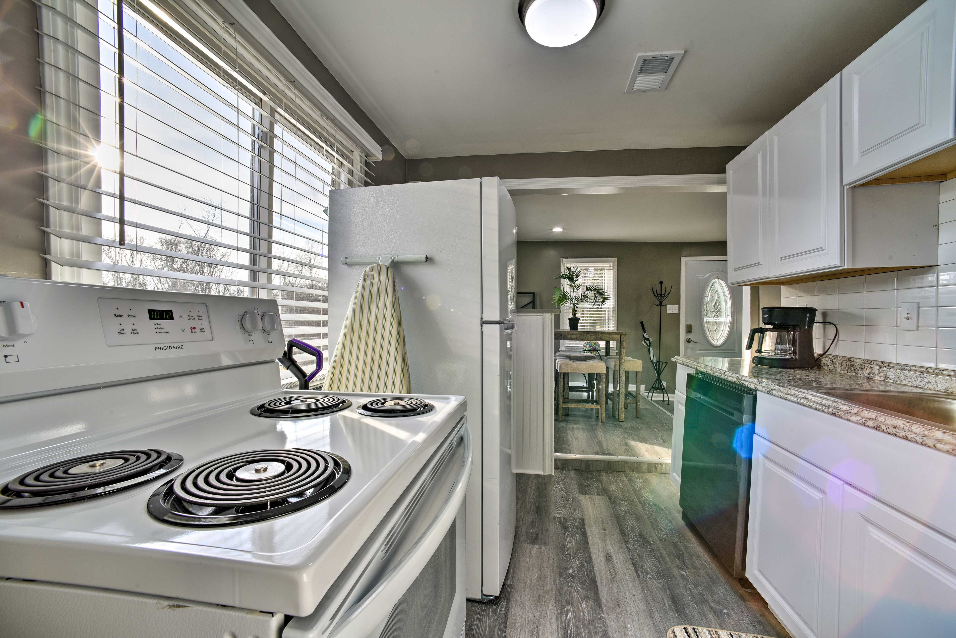 Kitchen | Fully Equipped w/ Cooking Basics