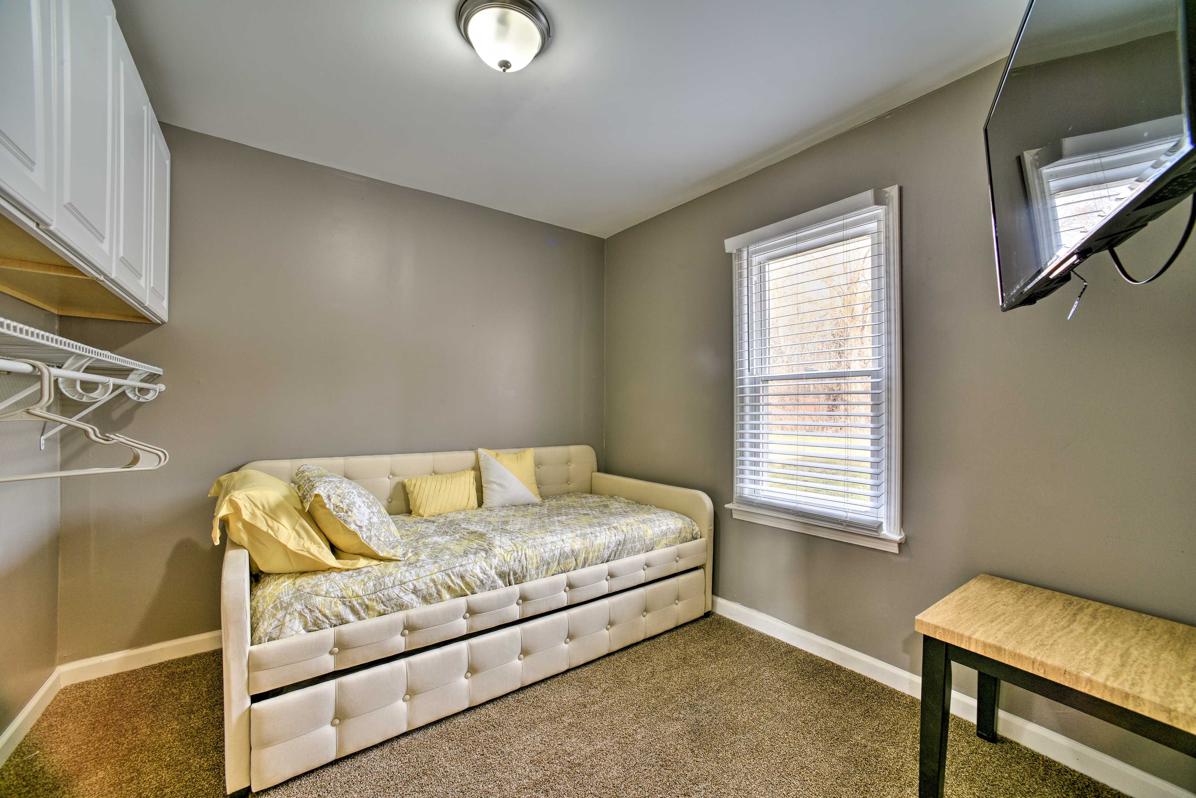 Bedroom 2 | Twin Daybed w/ Twin Trundle