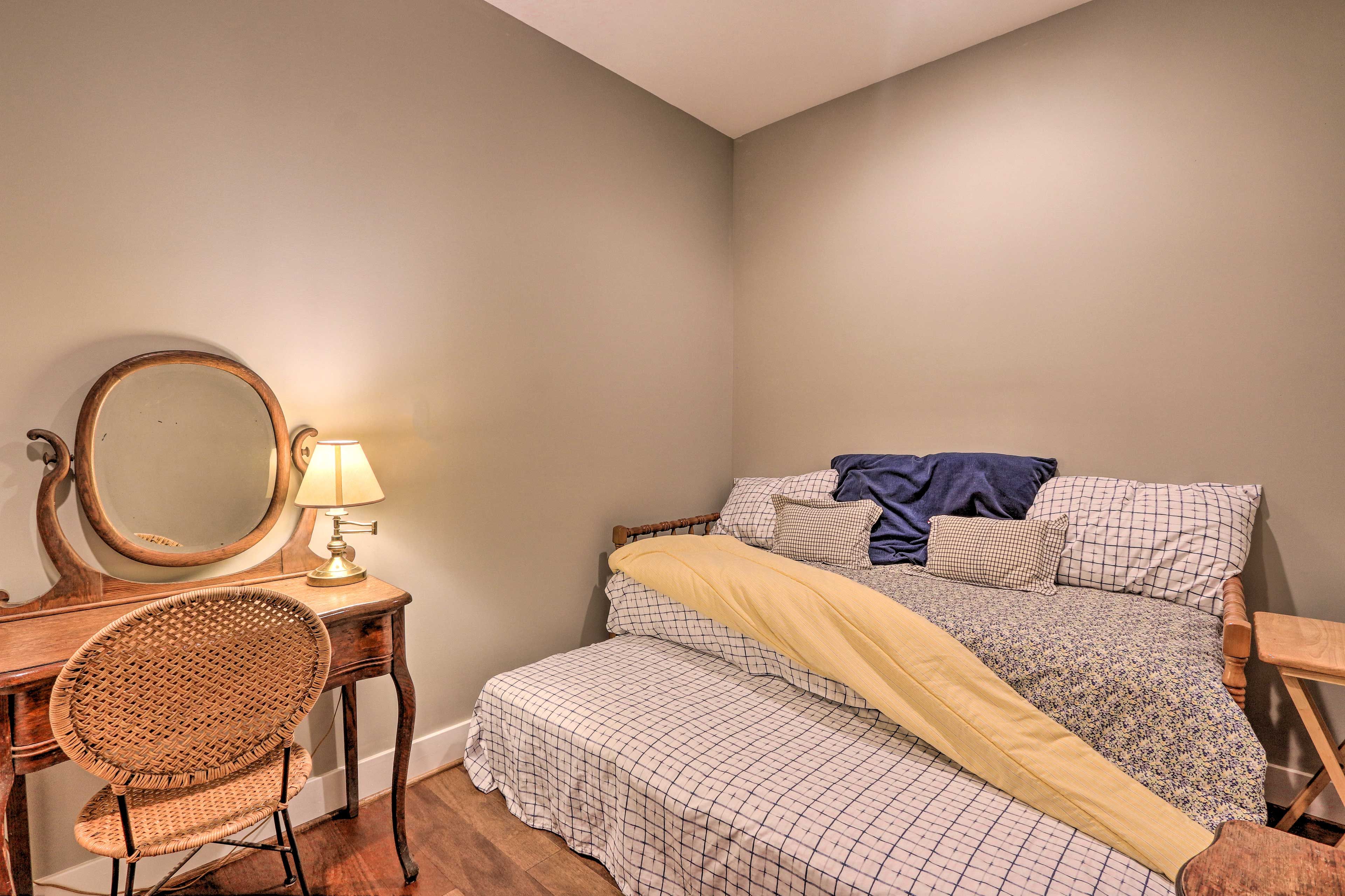 Bonus Room | Twin Day Bed w/ Twin Trundle | c