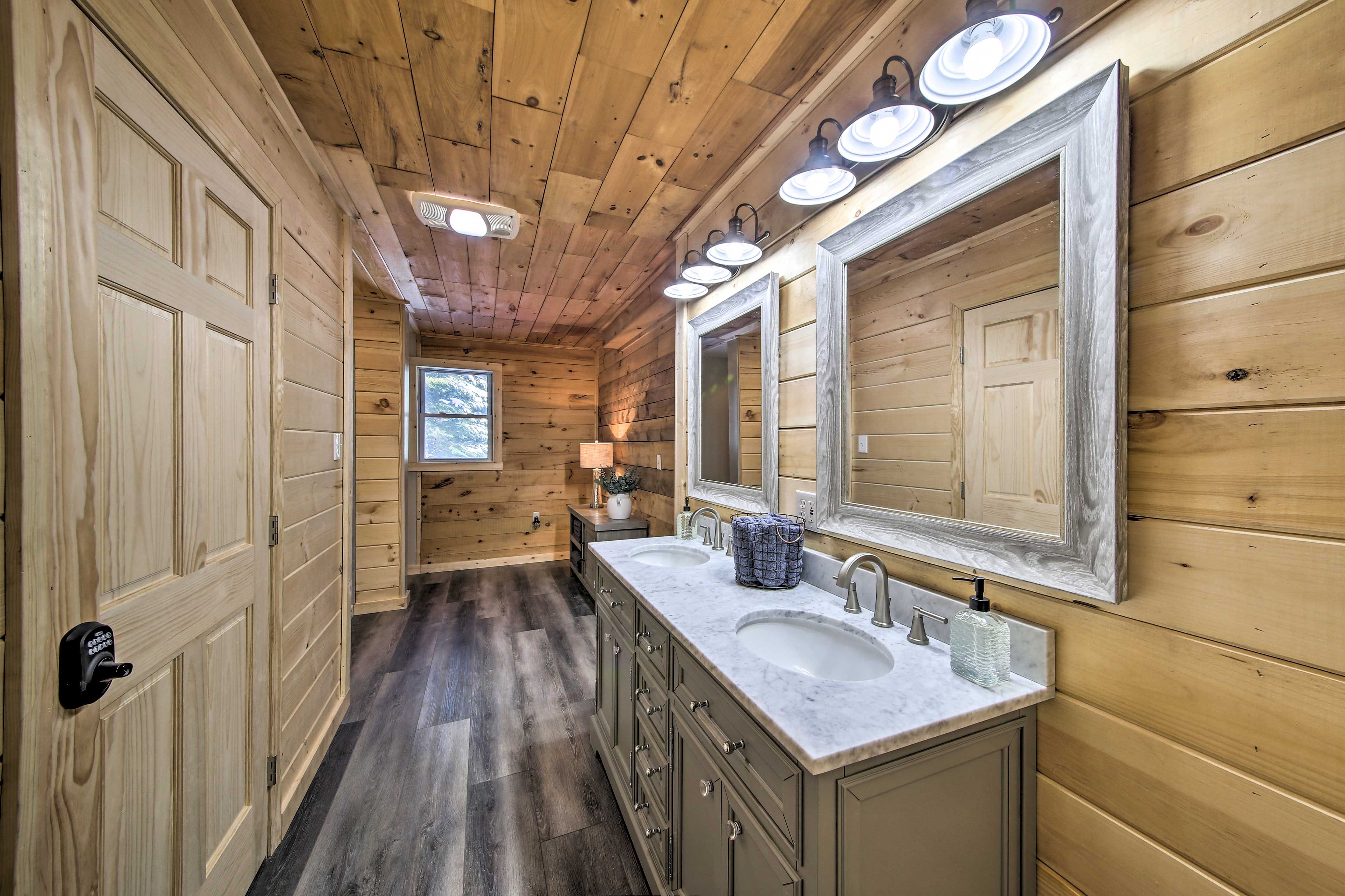 Full Bathroom | 1st Floor