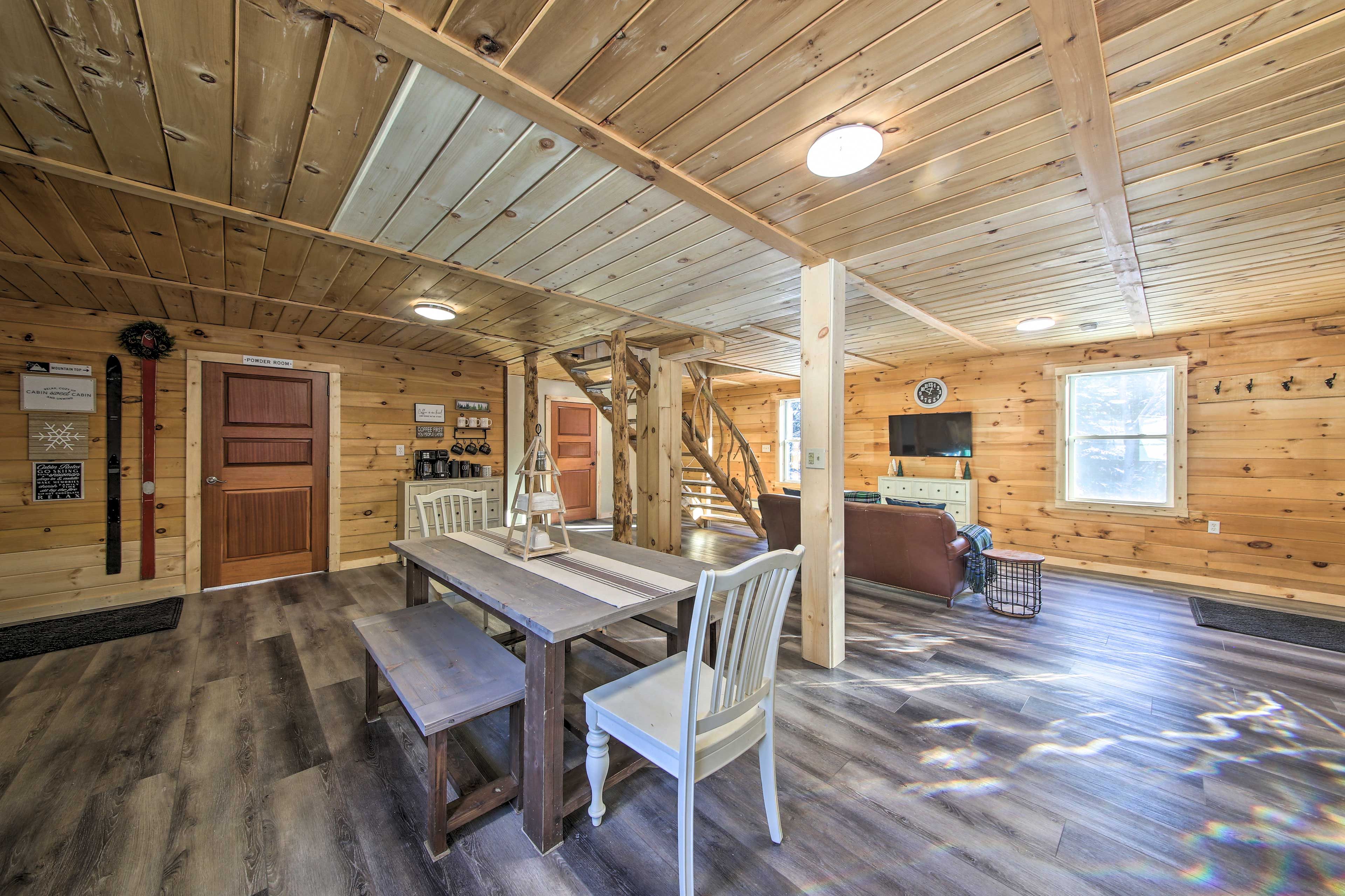 Dining Area | Dishware & Flatware Provided