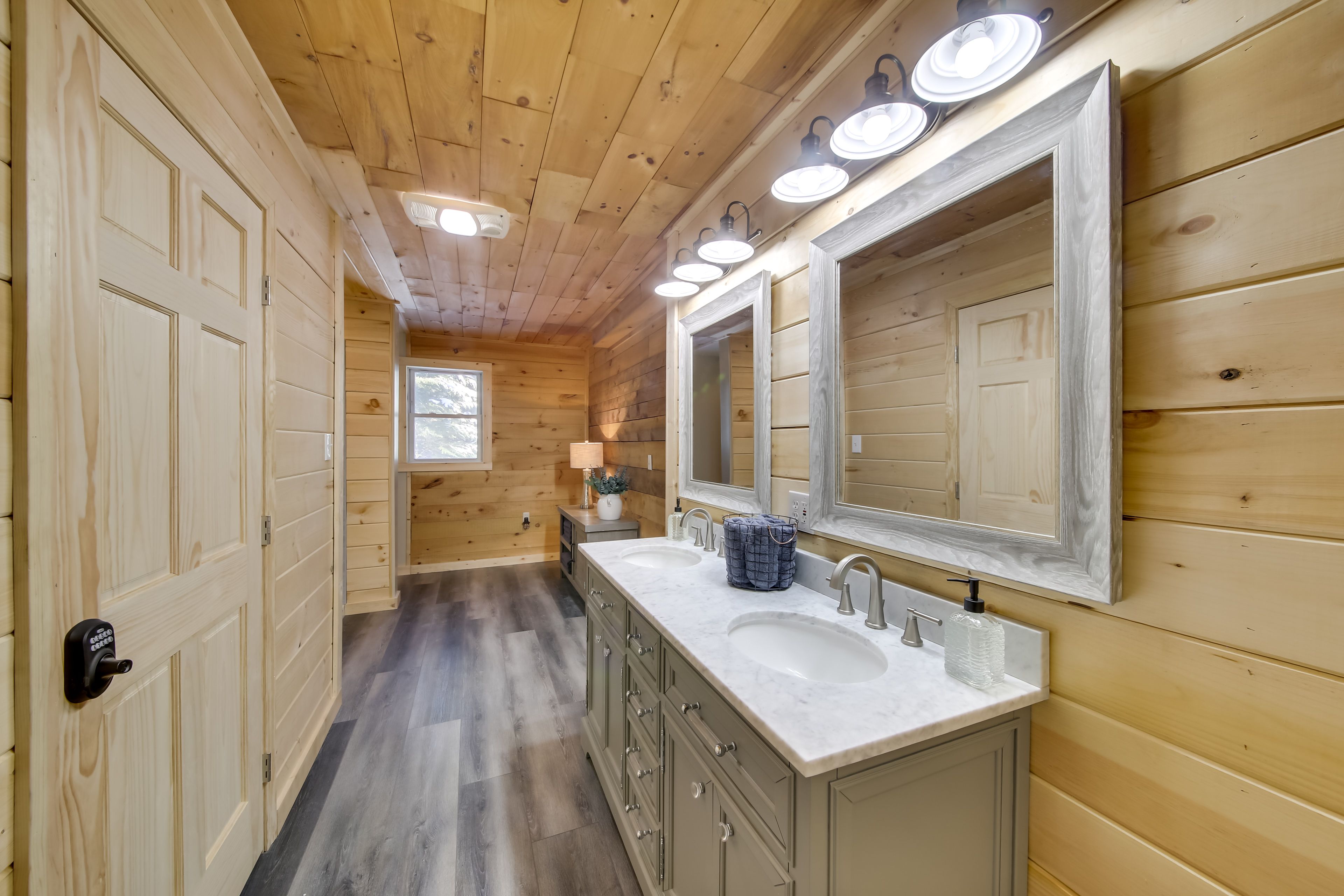 Full Bathroom | 1st Floor | Towels Provided