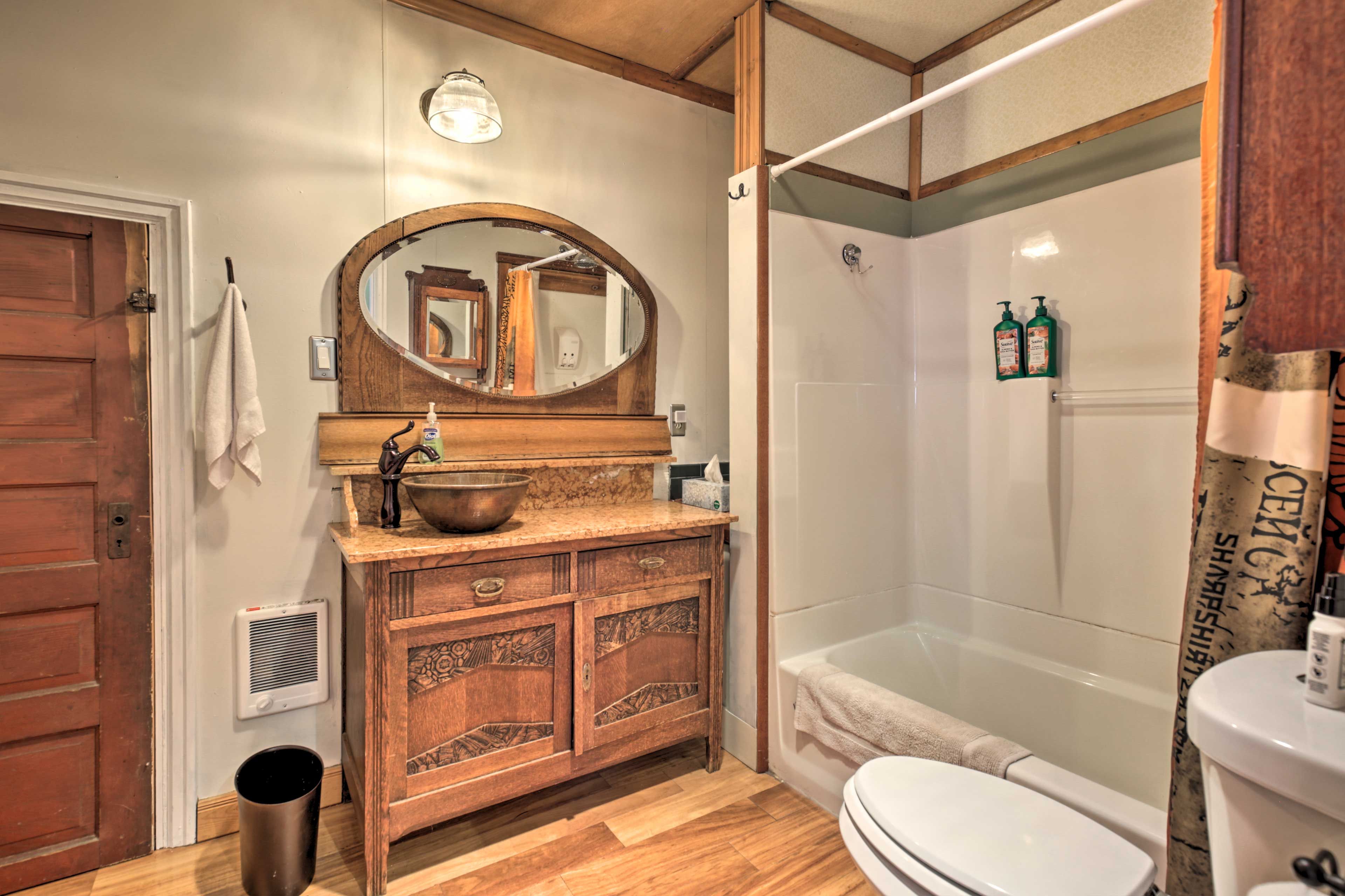 Full Bathroom | Complimentary Toiletries