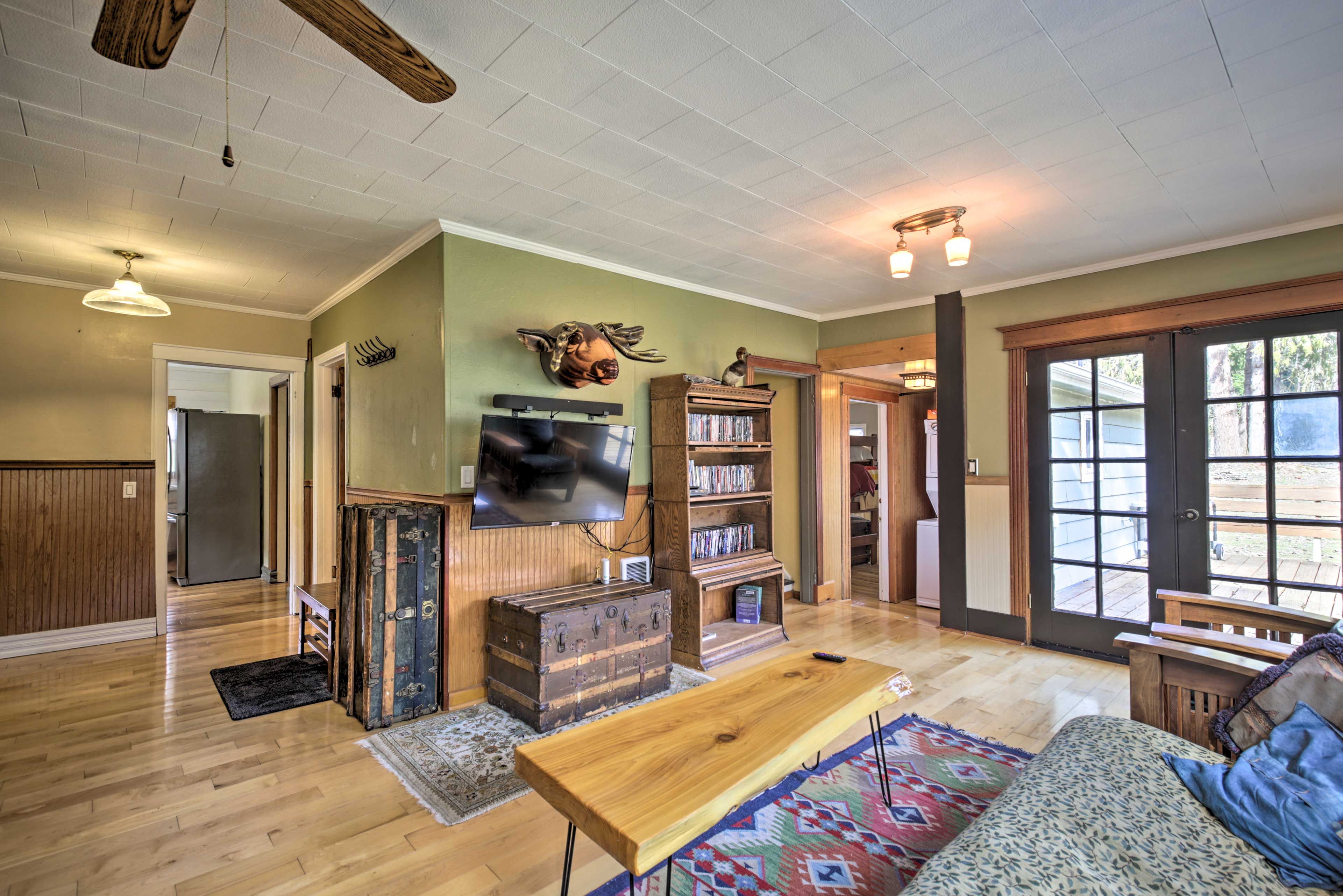 Living Room | Smart TV | DVD Library