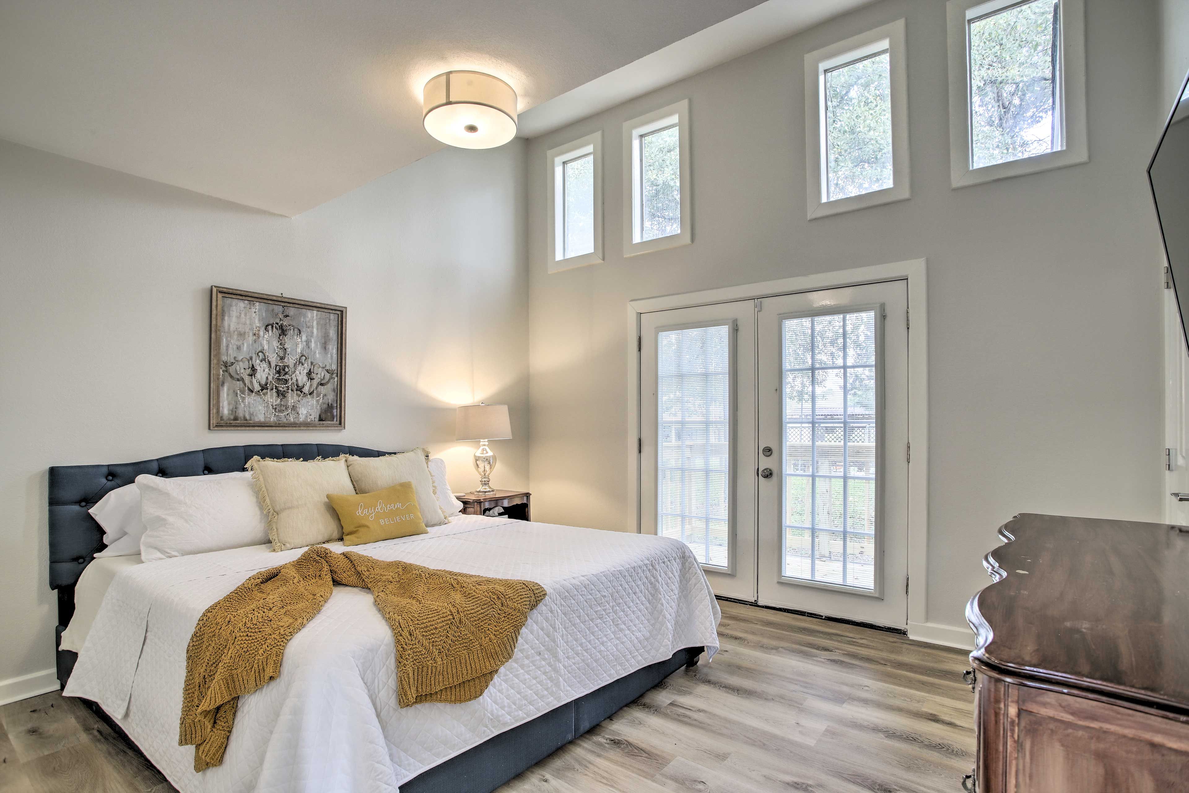 Bedroom 1 | King Bed
