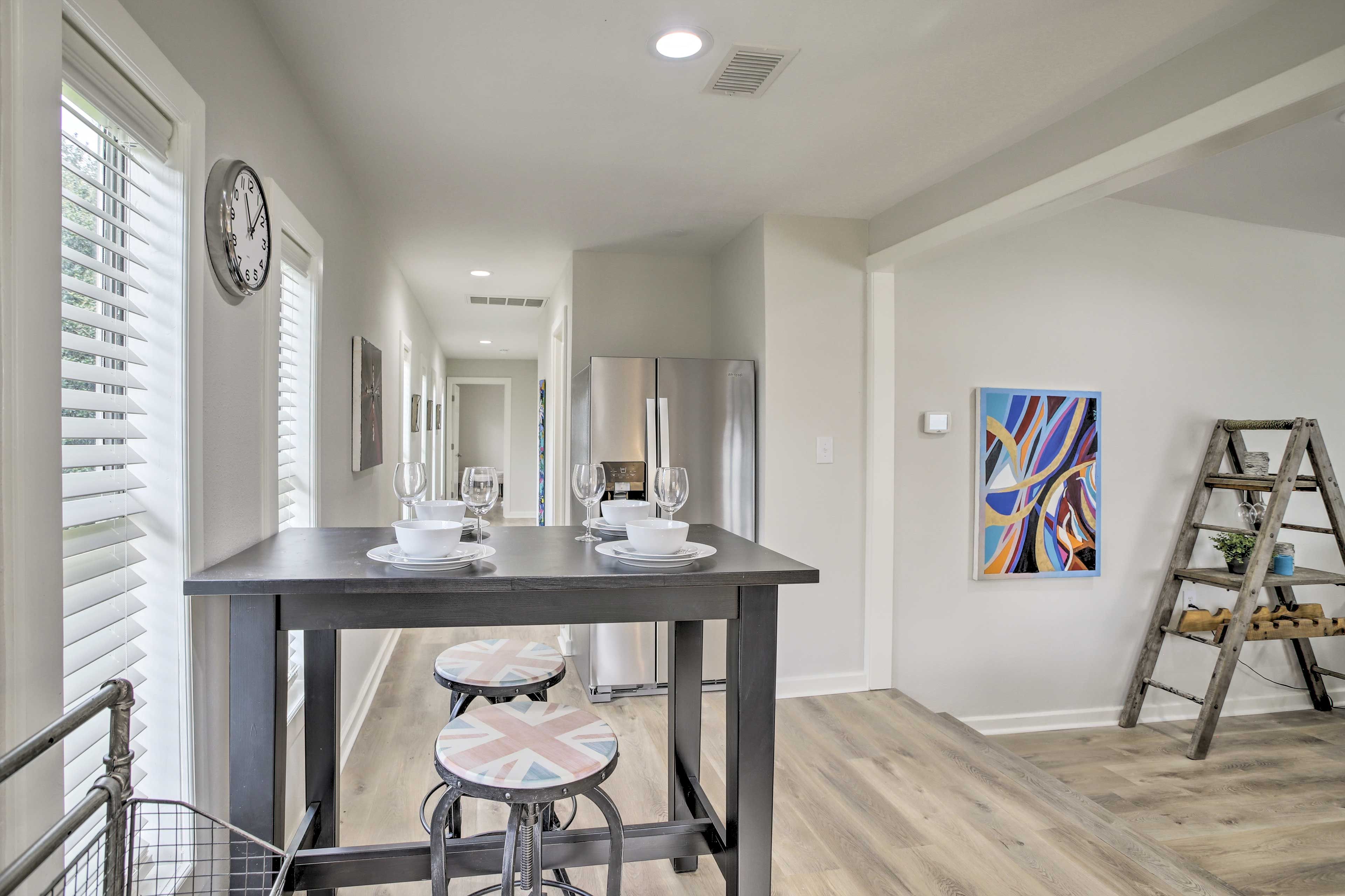 Dining Area | 4-Person Table