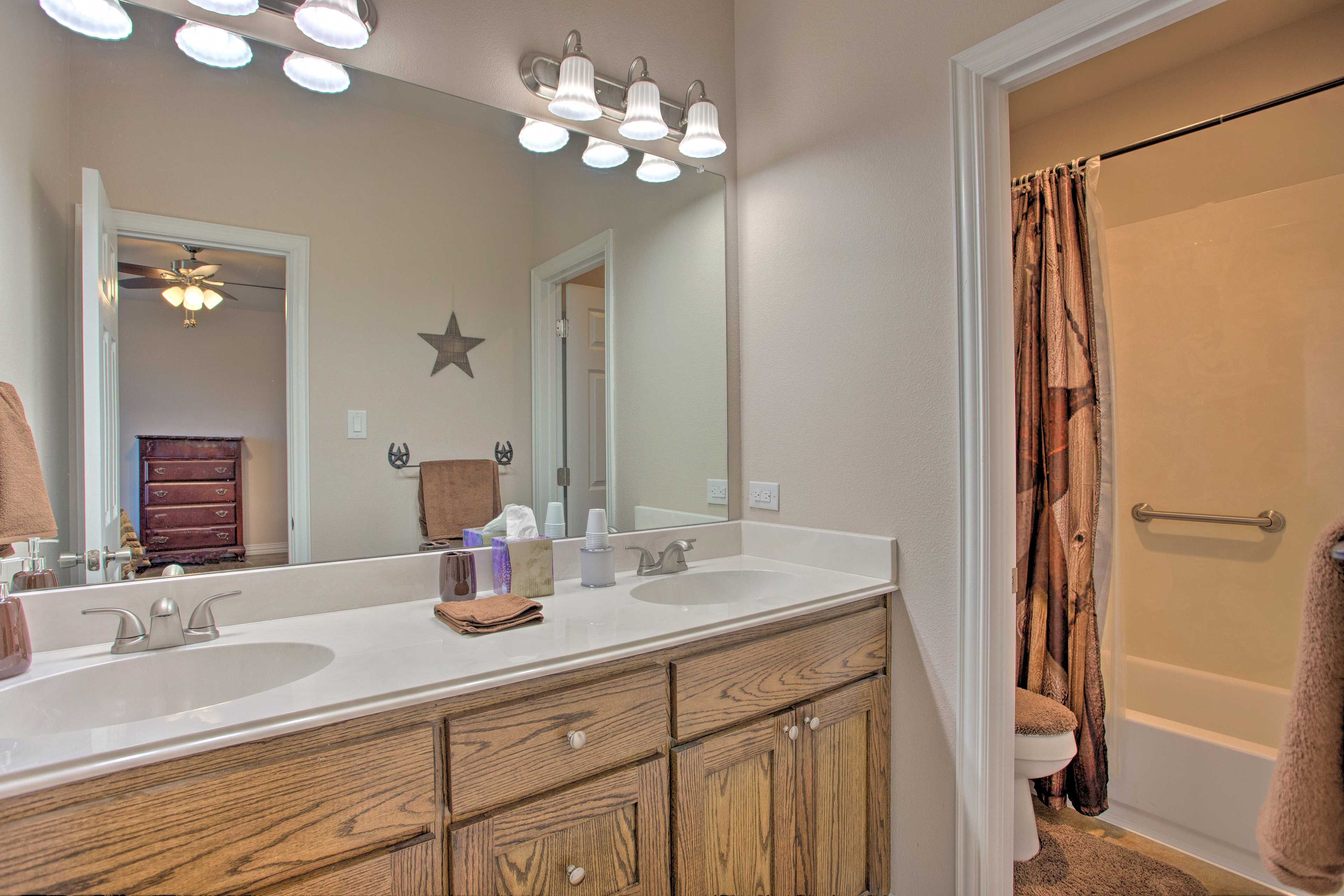 Full Bathroom | Complimentary Toiletries