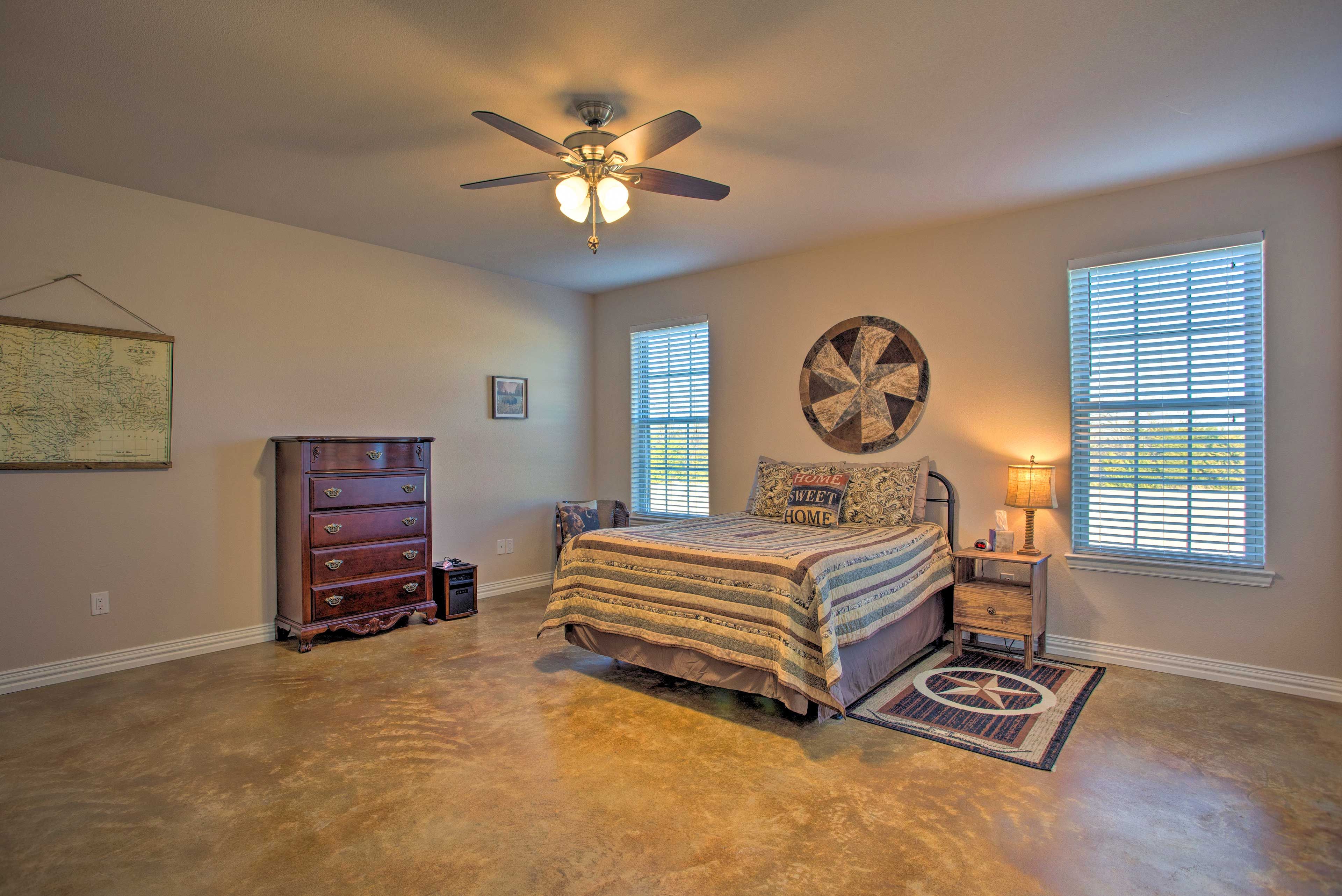 Bedroom 1 | Queen Bed