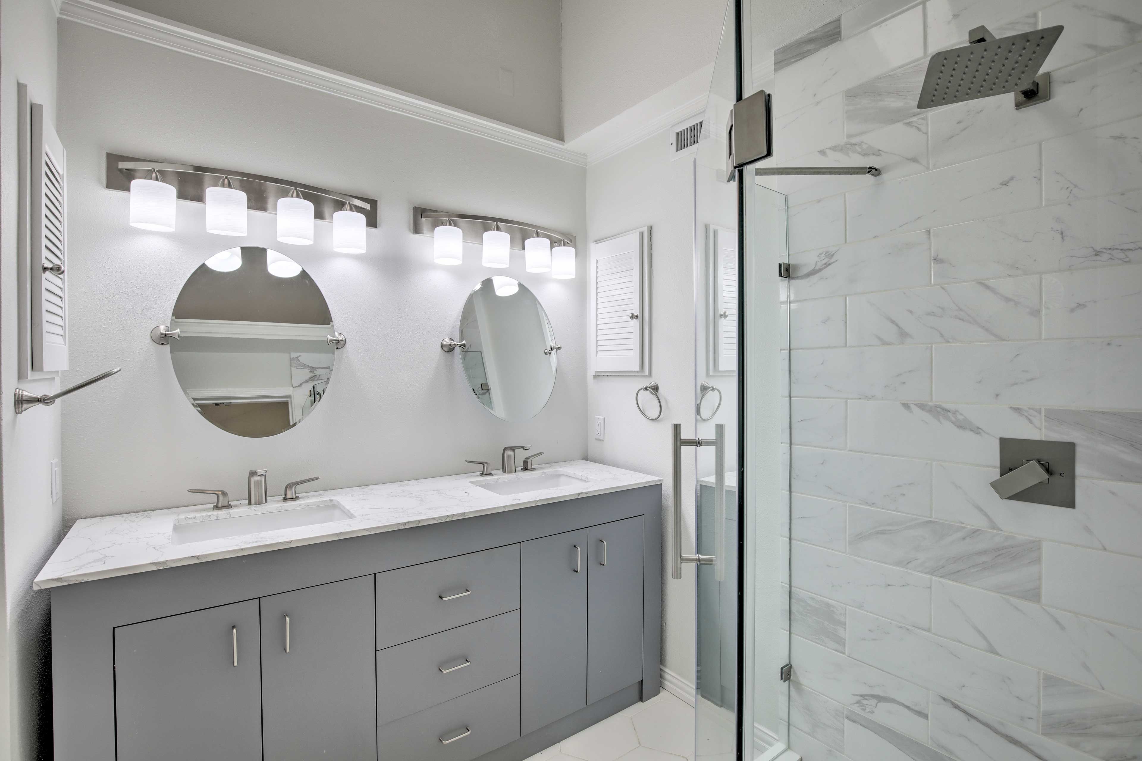 Full Bathroom | Access via Bedroom 1 | Towels Provided